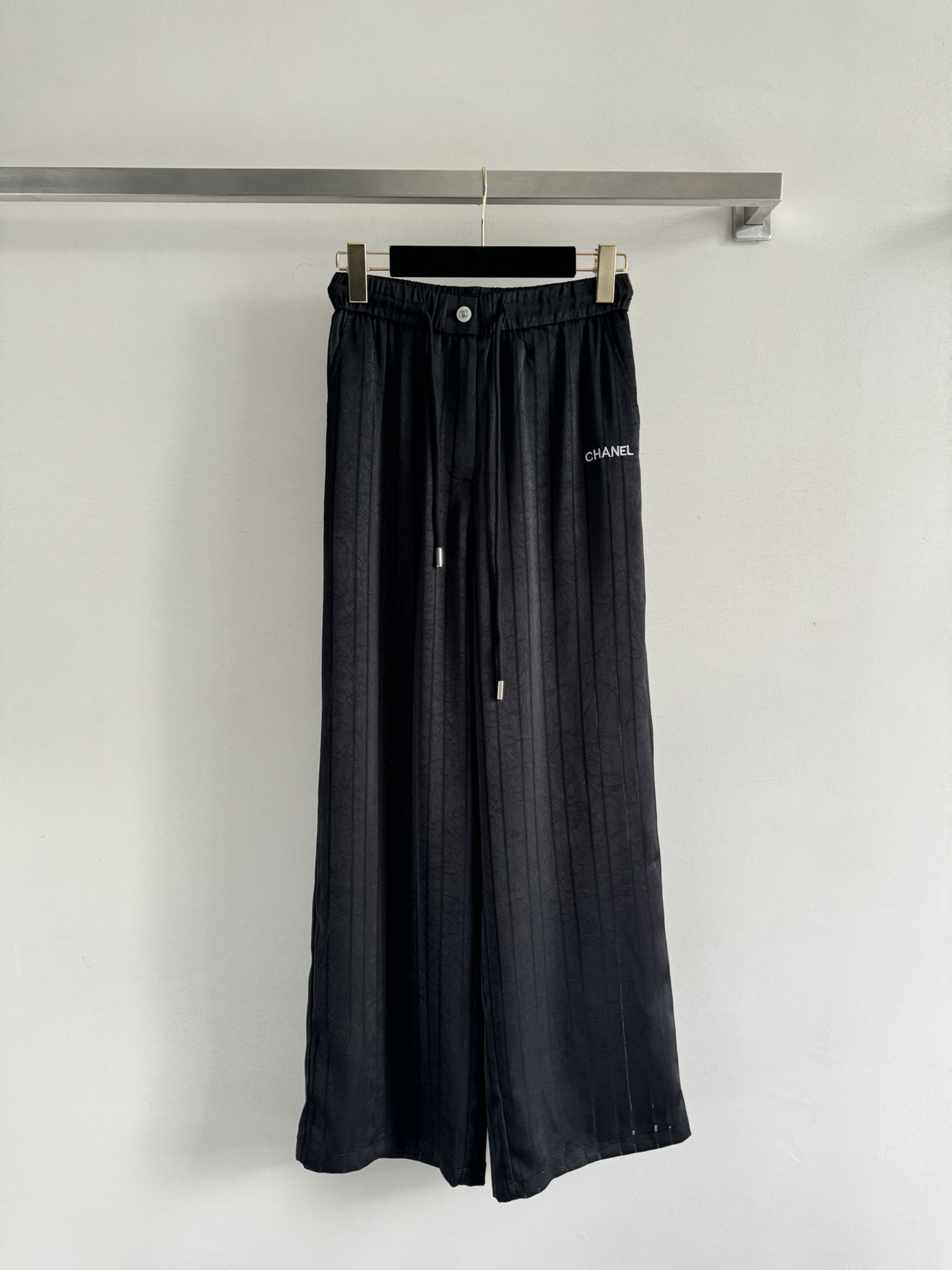 NO:410218,CHANE*25SS new vertical striped drawstring trousers, the fabric has a strong drape feel, the upper body is loose and fashionable, the classic elastic waist drawstring design, the casual style is full of old money style, simple and elegant, the upper body shows the luxury style of the high-end brand!  SML, chanel,alexander wang19860909CHANE*25SS新款竖条纹抽绳长裤,面料垂坠感极强 上身松弛又时髦 经典松紧腰抽绳设计,休闲风带有满满老钱风,简约大方,上身彰显高级品牌奢华格调！SML,,chanel,alexander wang,Women's clothing