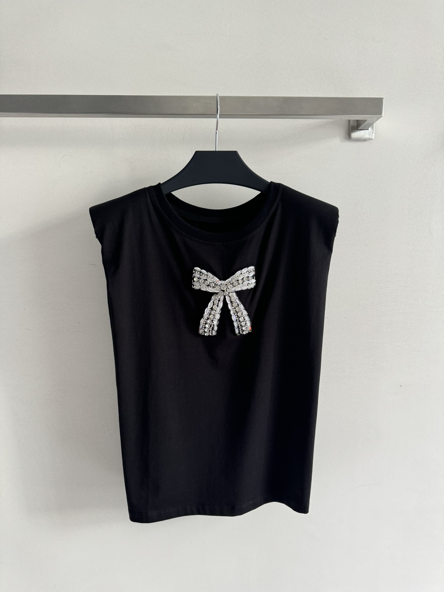 NO:410245,YESBYYESI*25SS new shoulder pad sleeveless top, with heavy industry bow sequin nail drill embellishment exquisitely and age-reducing. The classic round neck regular style is simple, fashionable and elegant!  Two-color SML, alexander wang19860909YESBYYESI*25SS新款垫肩无袖上衣,采用重工蝴蝶结亮片钉钻点缀精致减龄 经典圆领常规版型,简约时尚不失气质高雅！两色SML,,alexander wang,Women's clothing