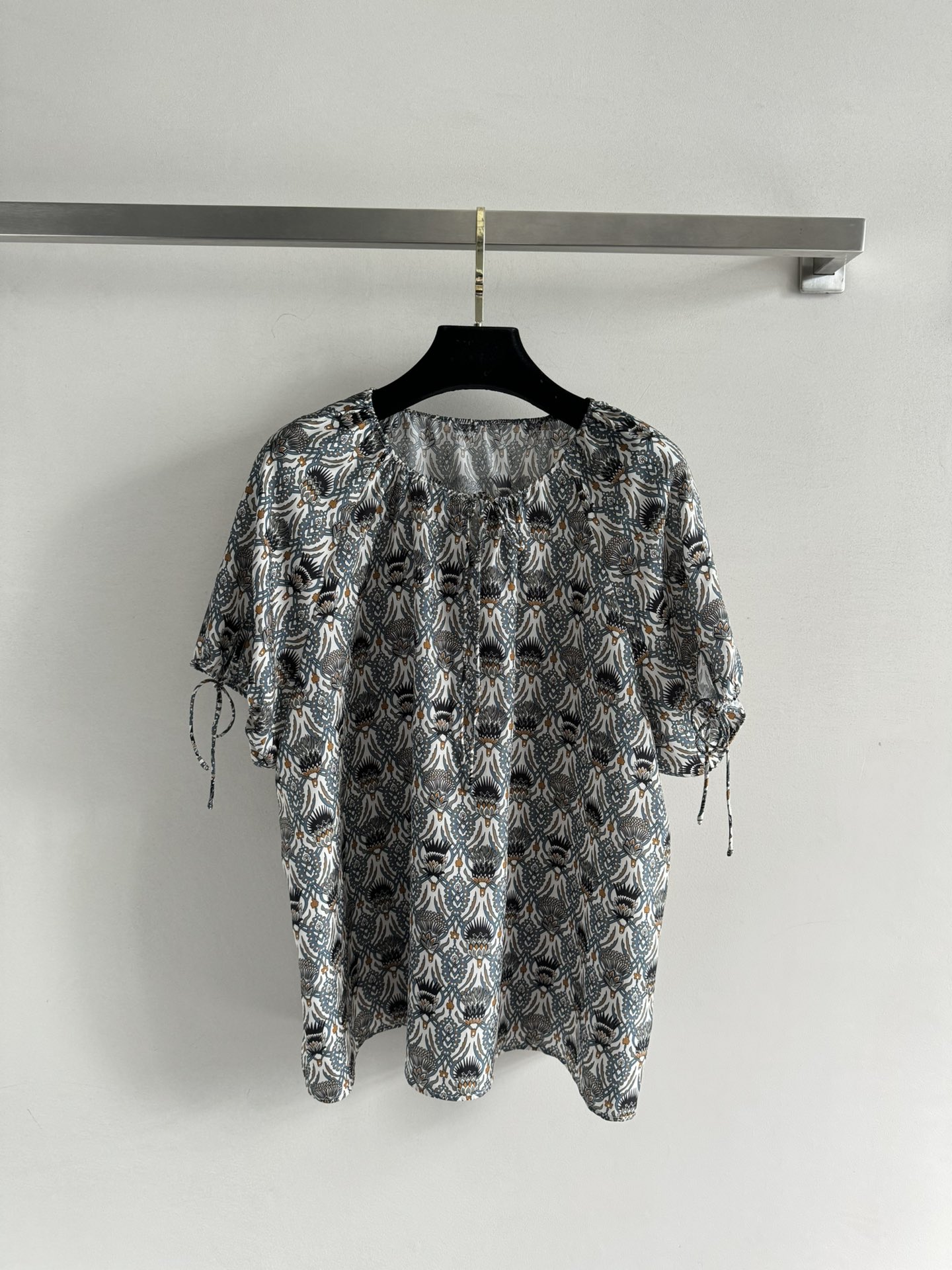 NO:410250,Loro Pian*25SS new silk-print shirt, Italian romantic vacation style, light and breathable mulberry silk material, unique drawstring design on the neckline and cuffs, which is age-reducing and elegant, comfortable and full of lazy vacation, as if wearing sunshine and sea breeze on your body, it is suitable for walking on the beach, and it can easily control the leisurely street scene of the island town, perfectly combining practicality and romantic style!  SML, loro piana,shirts,real silk,alexander wang19860909Loro Pian*25SS新款真丝印花衬衫,意式浪漫度假风轻盈透气的桑蚕丝材质,领口与袖口独特抽绳绑带设计,即减龄又显气质,舒适又充满慵懒度假感,仿佛将阳光与海风穿在身上,既适合漫步沙滩,也能轻松驾驭海岛小镇的悠闲街景,将实用性与浪漫风情完美融合！SML,,loro piana,shirts,real silk,alexander wang,Women's clothing