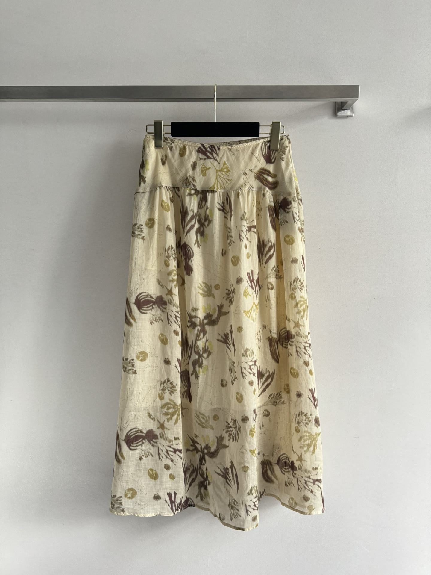 NO:412207,The new 25SS linen printed skirt has a clear and delicate texture. Combined with romantic retro printing, the upper body shows elegant temperament and charm!  High waist A-shaped style, paired with a large skirt, flowing upper body, making it look very suitable for vacation outfits SML, skirts, alexander wang19860909新款25SS亚麻印花半身裙苎麻面料的肌理感清晰细腻,结合浪漫复古印花,上身尽显优雅气质,魅力大方！高腰A字版型 配上大大裙摆 上身飘逸 穿出氛围感超适合度假穿搭SML,,skirts,alexander wang,Women's clothing