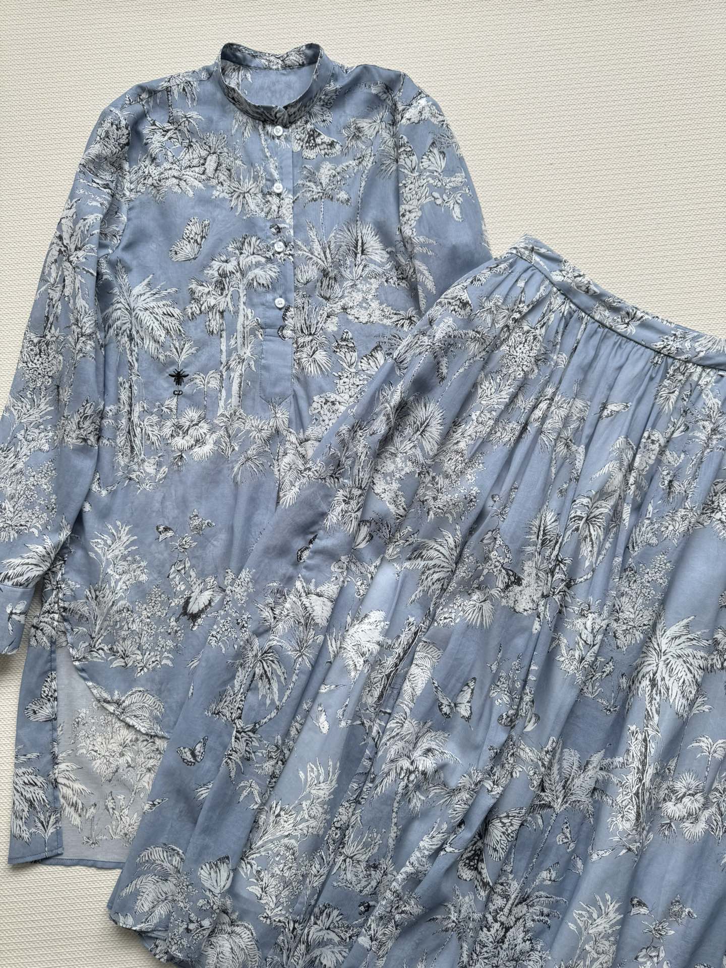 NO:413348,The new Dio*25SS latest series floral stand-collar shirt with thin texture, cool and skin-friendly fabric, soft and smooth avatar, small stand-collar short front and long back design, the style can be layered with long skirts, penetration process butterfly flower and grass print pattern, highlighting the brand's charm, temperament and tone, button half-clad design is convenient to put on and off, shoulder cuffs are appropriately cut, more exquisite and fashionable, clear and agile~ SML,,dior, skirts,shirts,alexander wang19860909新款Dio*25SS最新系列花卉立领衬衫质地轻薄微透 面料凉爽亲肤轻薄 柔软与顺滑的化身 小立领前短后长设计 版型可做长裙叠穿 渗透工艺蝴蝶花草印花图案 彰显品牌的魅力气质调性 钮扣半开襟设计穿脱便利 肩部袖口裁剪得体 更显精致时髦洋气 清透又灵动～ SML,,dior,skirts,shirts,alexander wang,Women's clothing