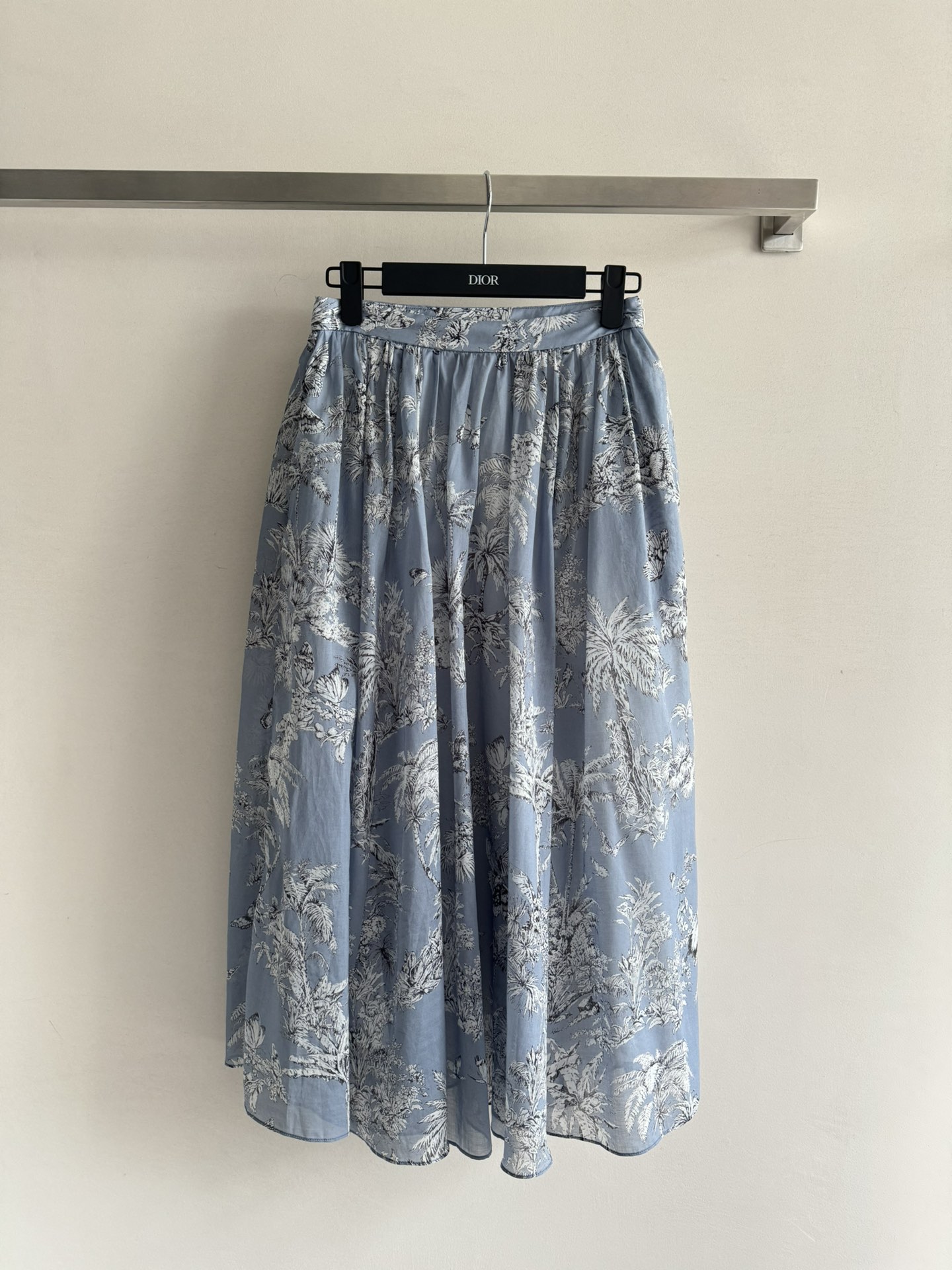 NO:413282,The latest series of new Dio*25SS floral printed skirts, customized YB cotton fabric is carefully crafted, with breathable texture and skin-friendly, and the light and fluttering upper body is so comfortable. The super large pleated skirt is made of very good materials. The upper body is super atmospheric, showing high-end and elegant temperament!  ＳＭＬ,,dior,skirts,alexander wang19860909新款Dio*25SS最新系列花卉印花半身裙,定制YB棉质面料精心制作 质感透气亲肤 轻飘飘的上身好舒服 超大收褶裙摆用料很足 上身超大气 尽显高级优雅气质！ＳＭＬ,,dior,skirts,alexander wang,Women's clothing