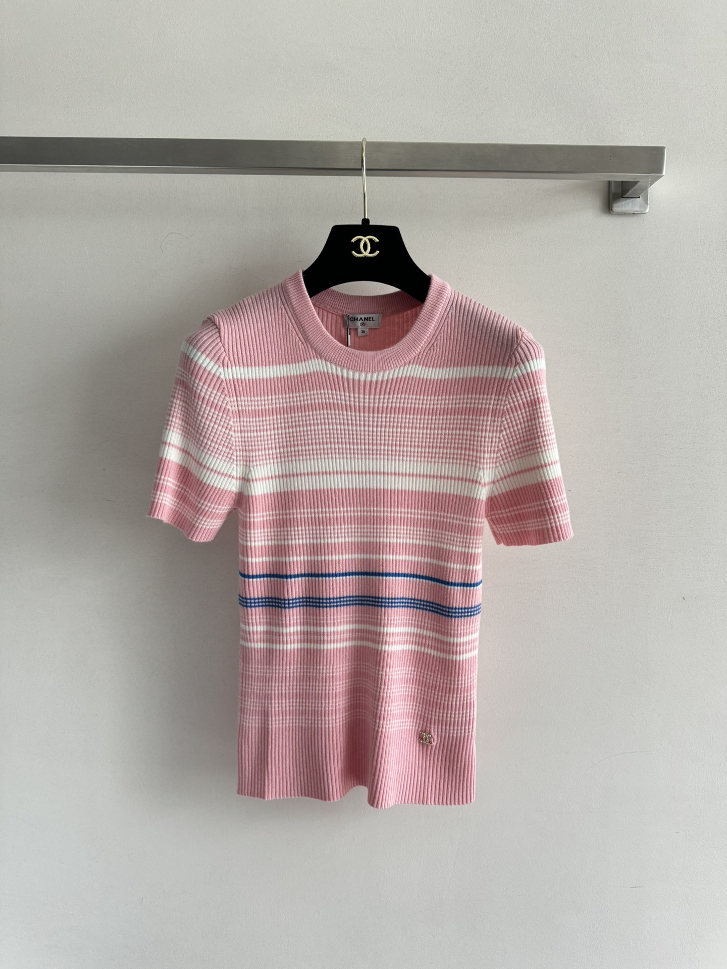 NO:413288,CHANE*25SS new short-sleeved striped sweater round neck close-fitting style, the upper body looks good and comfortable, versatile and not loses aura, healing color is so touching, temperament and gentle three-color SML, chanel, T-shirt, alexander wang19860909CHANE*25SS新款短袖条纹针织衫圆领贴身版型,上身好看又舒适 百搭又不失灵气,治愈颜色太心动了气质又温婉三色SML,,chanel,T-shirt,alexander wang,Women's clothing