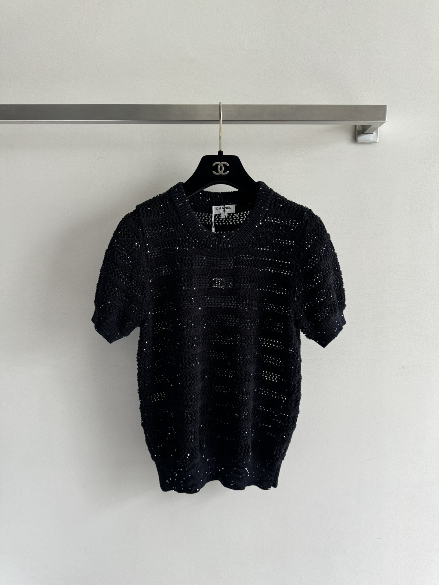 NO:413296,CHANE*25SS new short-sleeved sweater with new round neck hollow design, elastic cuffs, beautiful and comfortable upper body, versatile and not lose its aura, healing color, too heart-warming, temperament and gentle three-color SML, chanel, T-shirt, alexander wang19860909CHANE*25SS新款短袖针织衫上新圆领镂空设计,袖口松紧上身好看又舒适 百搭又不失灵气,治愈颜色太心动了气质又温婉三色SML,,chanel,T-shirt,alexander wang,Women's clothing