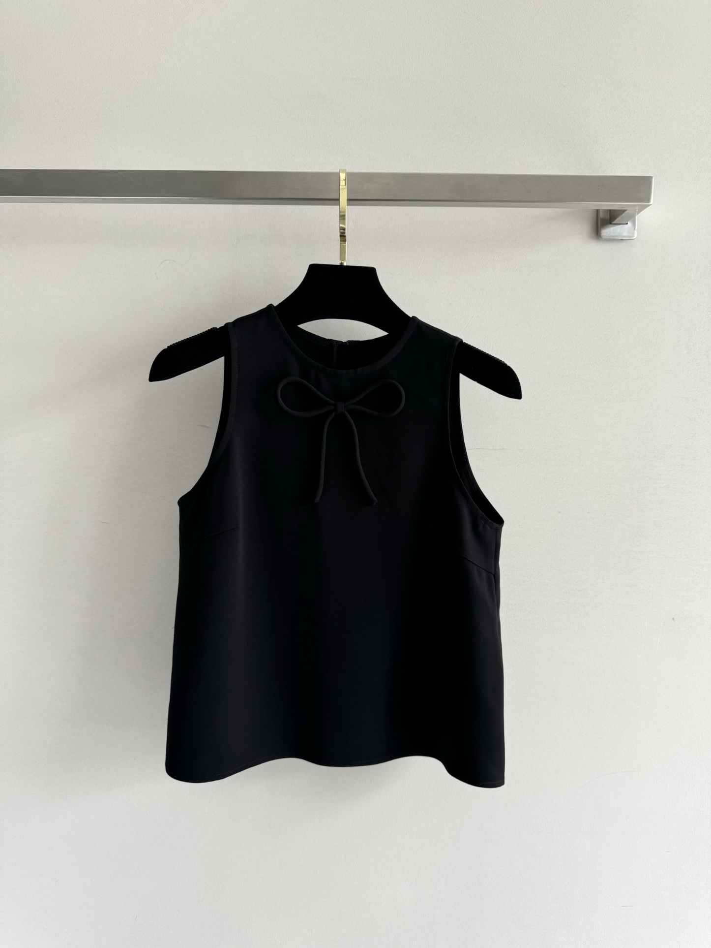 NO:413304,PRAD*25SS new round neck bow vest classic regular style with bow decoration, super beautiful and age-reducing!  Young girly two-color SML-, prada, alexander wang19860909PRAD*25SS新款圆领蝴蝶结背心经典常规版型配上蝴蝶结装饰 超级好看减龄！青春少女感两色SML-,,prada,alexander wang,Women's clothing