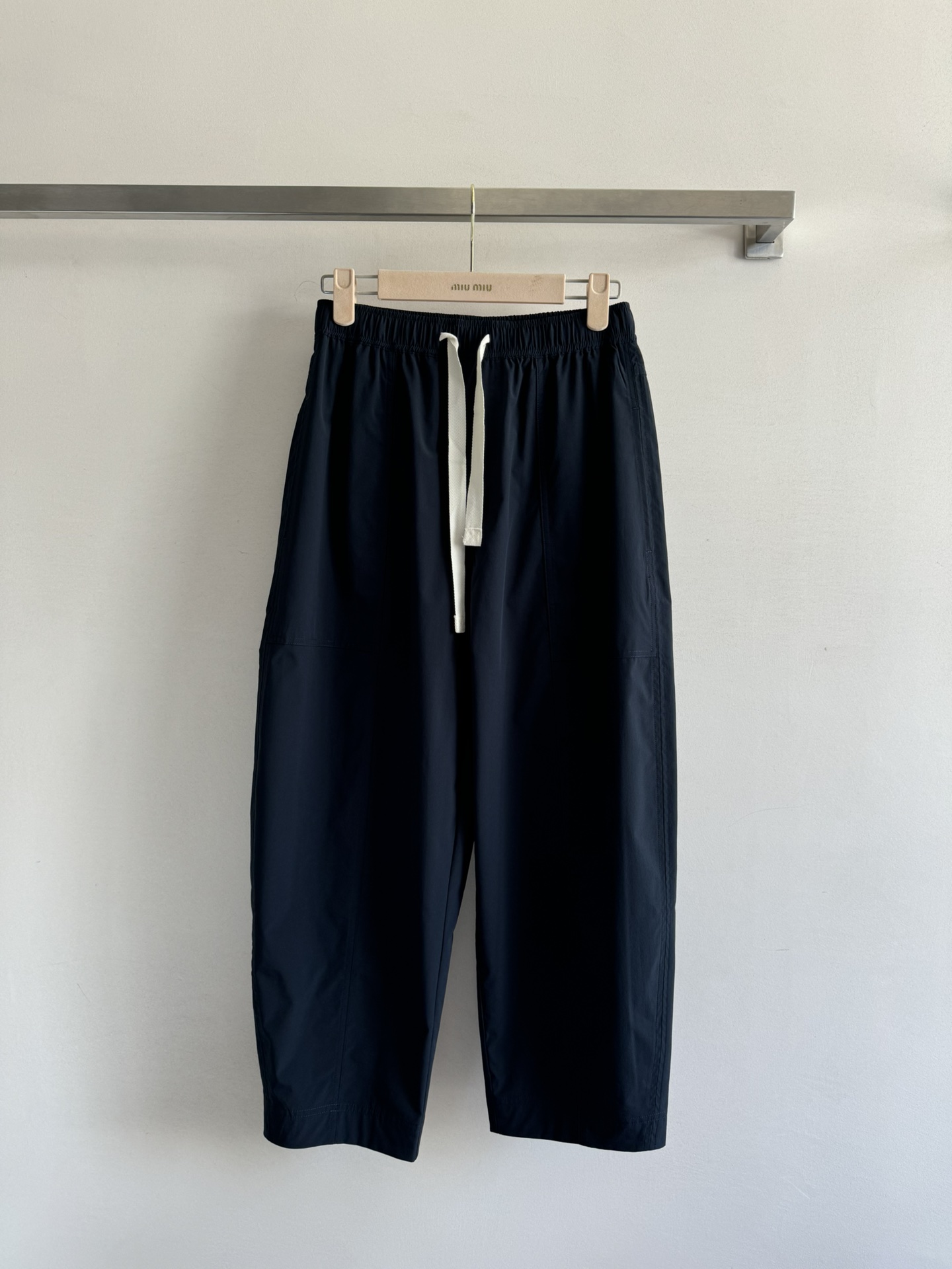 NO:414441,MiMi*25 new drawstring pants are casual and versatile classic, minimalist style, three-dimensional tailoring, handsome and versatile!  The fabric feels drape and comfortable to touch. It is casual and clean and neat, perfectly modifying the legs!  The style is extremely slim!  2 colors SML-, alexander wang19860909MiMi*25新款抽绳裤休闲百搭经典款 极简主义风格 立体剪裁直筒帅气又百搭！面料摸起来具有垂感又舒服 随性中又透着一股干净利落,完美修饰腿型！版型显瘦绝绝子！2色SML-,,alexander wang,Women's clothing