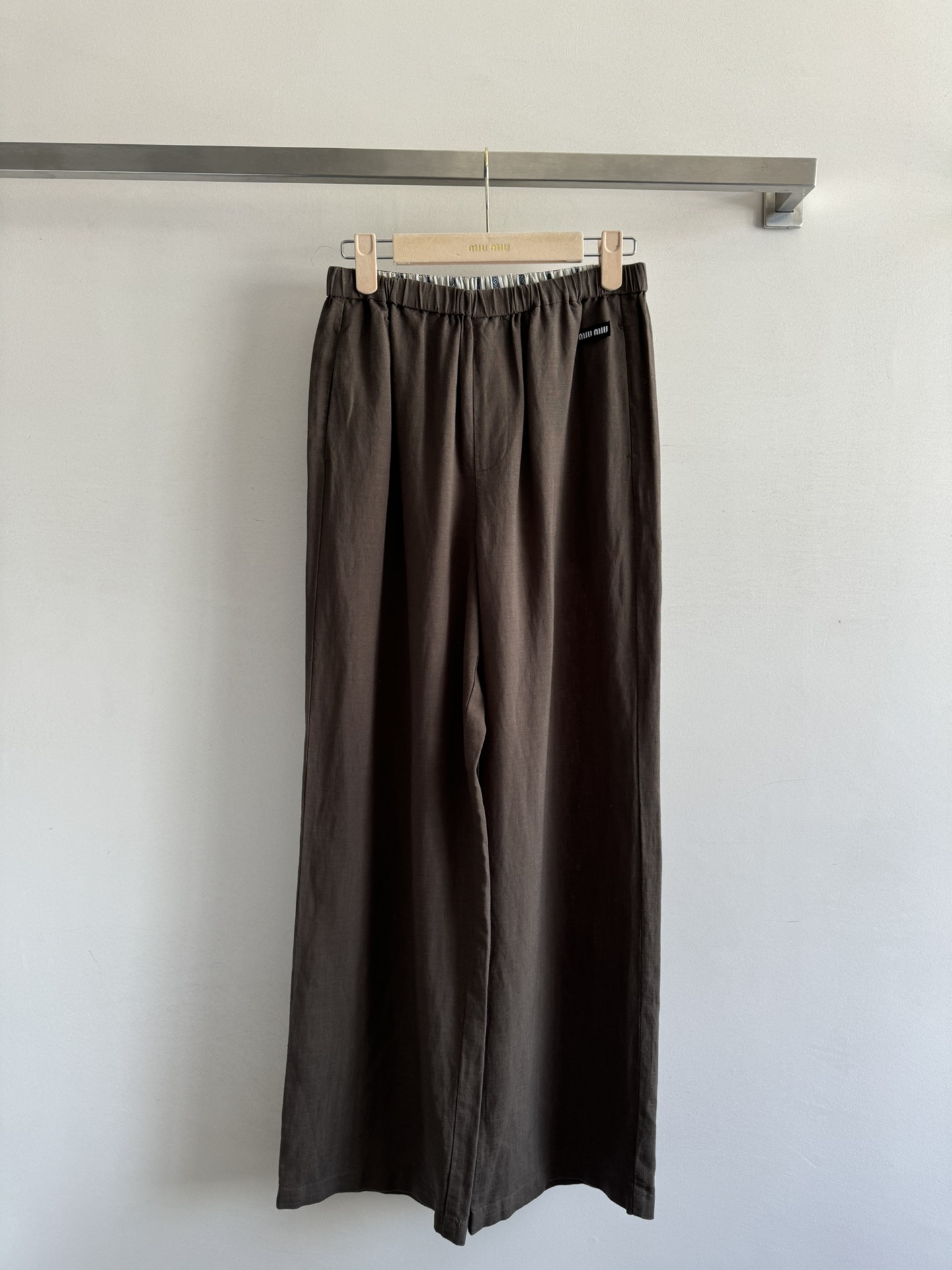 NO:414448,MiuMi*25 new wide-leg pants linen blend fabric, excellent breathability and loose style, full of comfort, allowing you to stay refreshed in hot summer. The elastic waist design is highly inclusive, covering the flesh and making it look thin and easy to control various occasions. These pants are not only comfortable, but also a life attitude, showing a lazy and casual style SML-,,miumiu,alexander wang19860909MiuMi*25新款阔腿裤亚麻混纺面料,透气性极佳宽松的版型,舒适度满分,让你在炎炎夏日也能保持清爽 松紧腰的设计包容性强 遮肉显瘦轻松驾驭各种场合.这款裤子,不仅舒适,更是一种生活态度 展现出慵懒随性的风情SML-,,miumiu,alexander wang,Women's clothing