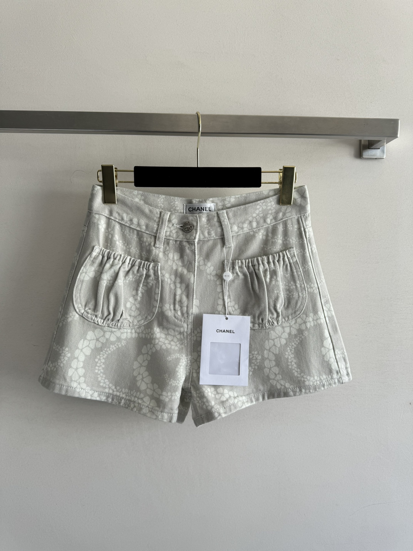 NO:414402,CHANE*25Mcoco beach series printed denim shorts, exquisite double pocket creative design, full of girlish atmosphere, age-reducing, tender, yet sweet, basic regular style, not picking on the figure and easy to control, it is a must-have item in summer!  SML, chanel, shorts, alexander wang19860909CHANE*25Mcoco beach沙滩系列 印花牛仔短裤,精致双口袋创意设计,满满的少女气息,减龄显嫩又不失气质甜美基础常规版型,不挑身材好驾驭简直是夏天必备单品！SML,,chanel,shorts,alexander wang,Women's clothing