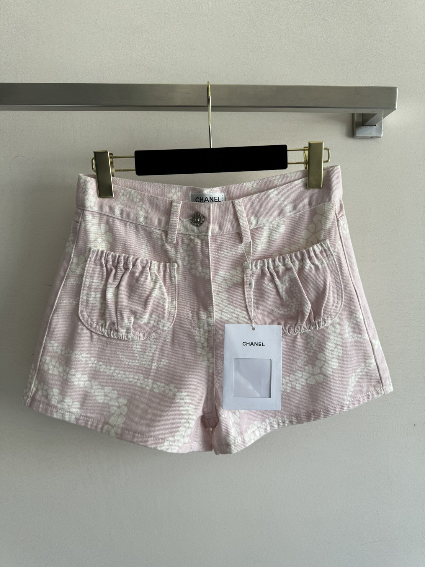 NO:414418,CHANE*25Mcoco beach series printed denim shorts, exquisite double pocket creative design, full of girlish atmosphere, age-reducing, tender, yet sweet, basic regular style, not picking on the figure and easy to control, it is simply a must-have item in summer!  SML, chanel, shorts, alexander wang19860909CHANE*25Mcoco beach沙滩系列 印花牛仔短裤,精致双口袋创意设计,满满的少女气息,减龄显嫩又不失气质甜美基础常规版型,不挑身材好驾驭简直是夏天必备单品！SML,,chanel,shorts,alexander wang,Women's clothing