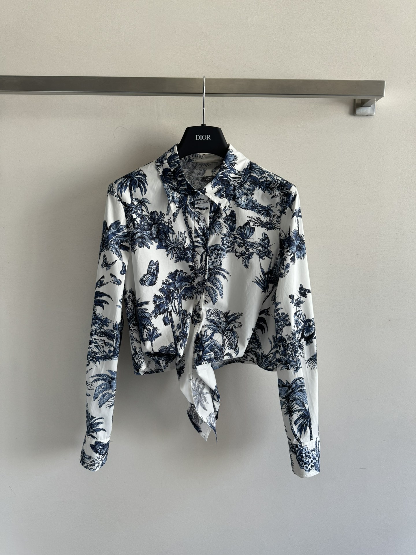 NO:414435,Dio*25SS new vacation style long-sleeved shirt, latest three-dimensional printing technology, ink painting butterfly coconut tree pattern, with a lazy atmosphere ~ cotton material is light and comfortable, buttons are made of logo hem straps, which make it look more layered and high-end, elegant and charming. The upper body looks slim and tall, SMML,,dior,shirts,alexander wang19860909Dio*25SS新款度假风长袖衬衫,最新立体印花工艺 水墨画蝴蝶椰子树图案,自带慵懒氛围感～棉材质轻盈舒适 纽扣做了logo下摆绑带设计,更显层次高级,飘逸浪漫气质优雅迷人.上身显瘦又高挑ＳＭＬ,,dior,shirts,alexander wang,Women's clothing