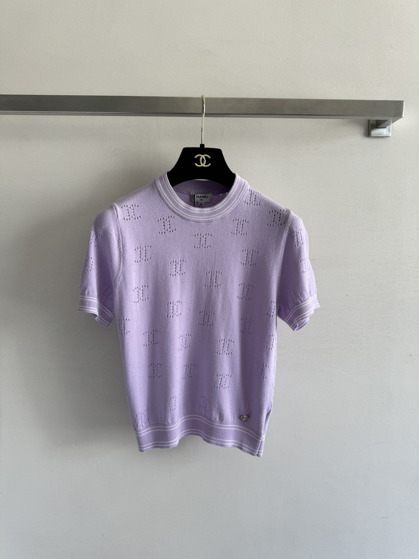 NO:414431,CHANE*25SS new short-sleeved sweater is new, round neck logo hollow jacquard design, the upper body looks exquisite and comfortable, versatile and not loses aura, showing temperament and gentle three-color SMl, chanel, T-shirt, alexander wang19860909CHANE*25SS新款短袖针织衫上新,圆领logo镂空提花设计,上身好看精致又舒适 百搭又不失灵气显气质又温婉三色SMl,,chanel,T-shirt,alexander wang,Women's clothing