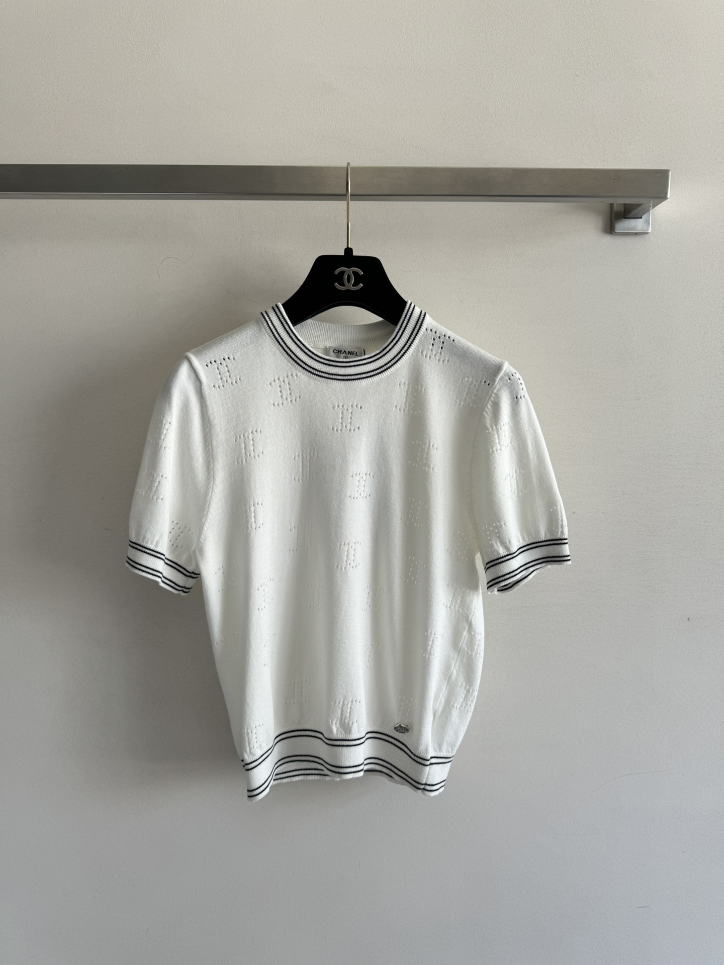 NO:414437,CHANE*25SS new short-sleeved sweater is new, round neck logo hollow jacquard design, the upper body looks exquisite and comfortable, versatile and not loses aura, showing temperament and gentle three-color SML, chanel, T-shirt, alexander wang19860909CHANE*25SS新款短袖针织衫上新,圆领logo镂空提花设计,上身好看精致又舒适 百搭又不失灵气显气质又温婉三色SML,,chanel,T-shirt,alexander wang,Women's clothing