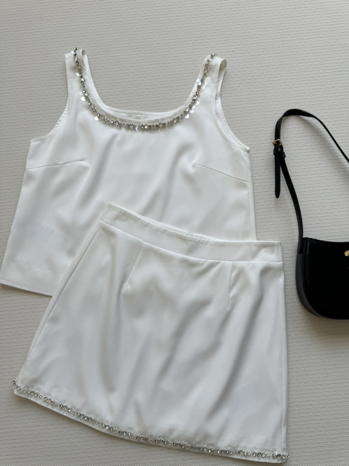 NO:414463,The new 25SS heavy industry pearl piece pearl rhinestone set is fashionable and elegant, famous lady, gorgeous and noble!  The design of beaded rhinestones on the vest neckline and skirt hem is very delicate and eye-catching, and it is perfectly embellished!  It is very easy to wear sexy and charming fabric, and the upper body is super comfortable!  Two colors SML, skirts,alexander wang19860909新款上新25SS重工珠片珍珠水钻套装时尚气质 名媛淑女 华丽又高贵！背心领口与半裙下摆设计珠片水钻,非常精致吸睛,完美点缀！轻松穿出性感魅力面料很好 上身超级舒服！两色 SML,,skirts,alexander wang,Women's clothing