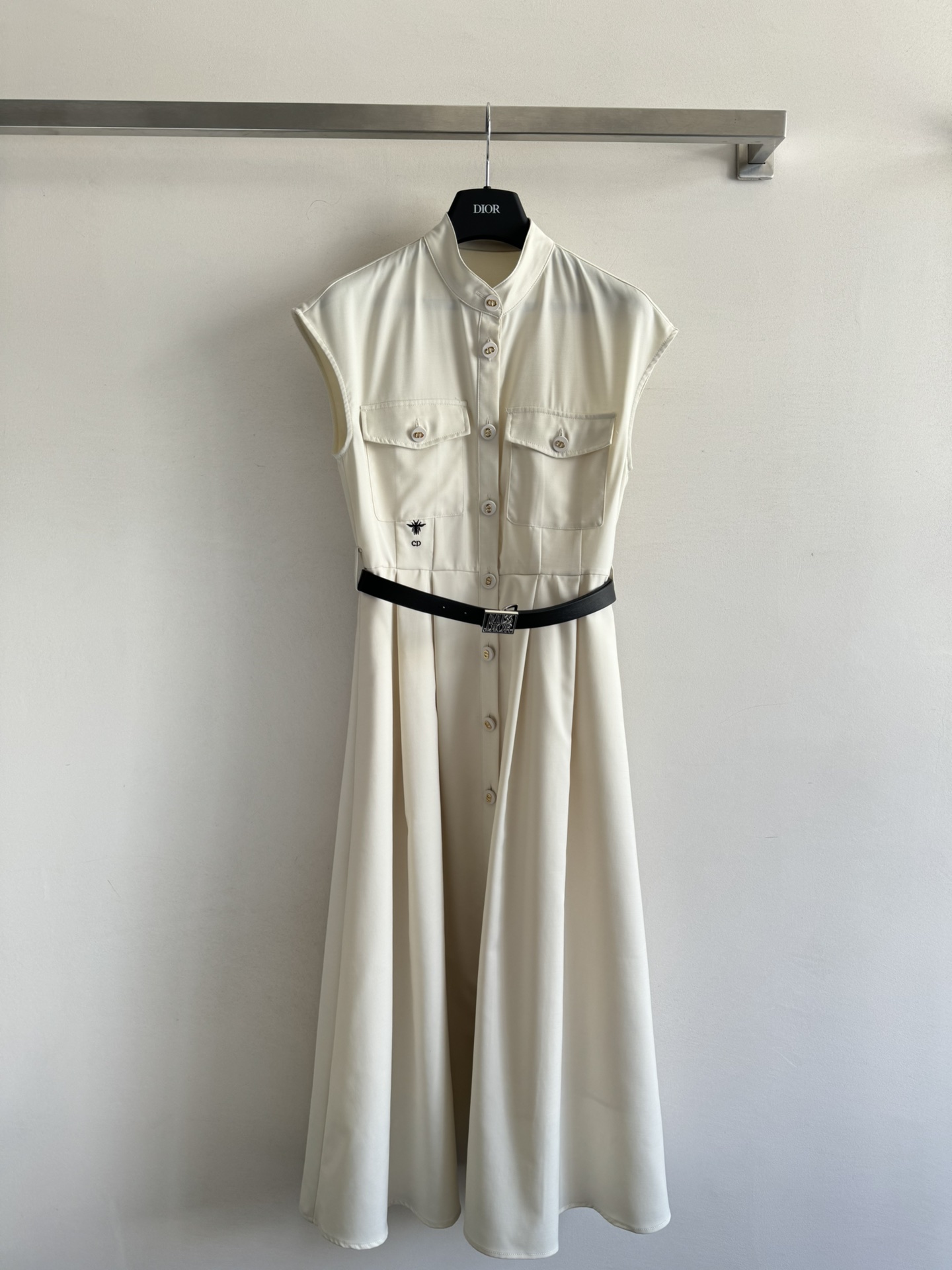 NO:414443,dio*2025SS new fashionable sleeveless dress with classic shirt collar design high-end and elegant!  The upper body is charming, and the double pocket decoration on the chest is the finishing touch. The design is full of the belt and cleverly outlines the body's curves. The hem is slightly slit, so you can walk with a style!  The texture of the fabric is even more vocabulary, with a strong sense of luxury on the upper body and full of aura!  Two-color SML, dior, skirts, shirts, alexander wang19860909dio*2025SS新款时尚气质无袖连衣裙 经典的衬衫领设计高级大气！上身气质魅力感,胸前双口袋装饰 简直点睛之笔,设计感拉满搭配腰带巧妙勾勒身材曲线,下摆微微开衩 走路都带风！面料质感更是没话说,上身高级感爆棚,气场十足！两色SML,,dior,skirts,shirts,alexander wang,Women's clothing