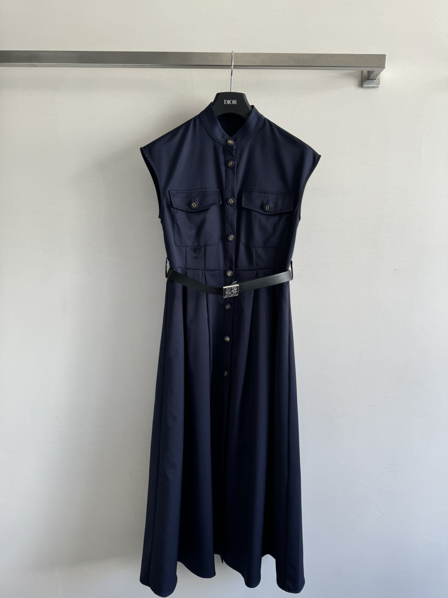 NO:414456,dio*2025SS new fashionable sleeveless dress with classic shirt collar design high-end and elegant!  The upper body is charming, and the double pocket decoration on the chest is the finishing touch. The design is full of the belt and cleverly outlines the body's curves. The hem is slightly slit, so you can walk with a style!  The texture of the fabric is even more vocabulary, with a strong sense of luxury on the upper body and full of aura!  Two-color SML, dior, skirts, shirts, alexander wang19860909dio*2025SS新款时尚气质无袖连衣裙 经典的衬衫领设计高级大气！上身气质魅力感,胸前双口袋装饰 简直点睛之笔,设计感拉满搭配腰带巧妙勾勒身材曲线,下摆微微开衩 走路都带风！面料质感更是没话说,上身高级感爆棚,气场十足！两色SML,,dior,skirts,shirts,alexander wang,Women's clothing