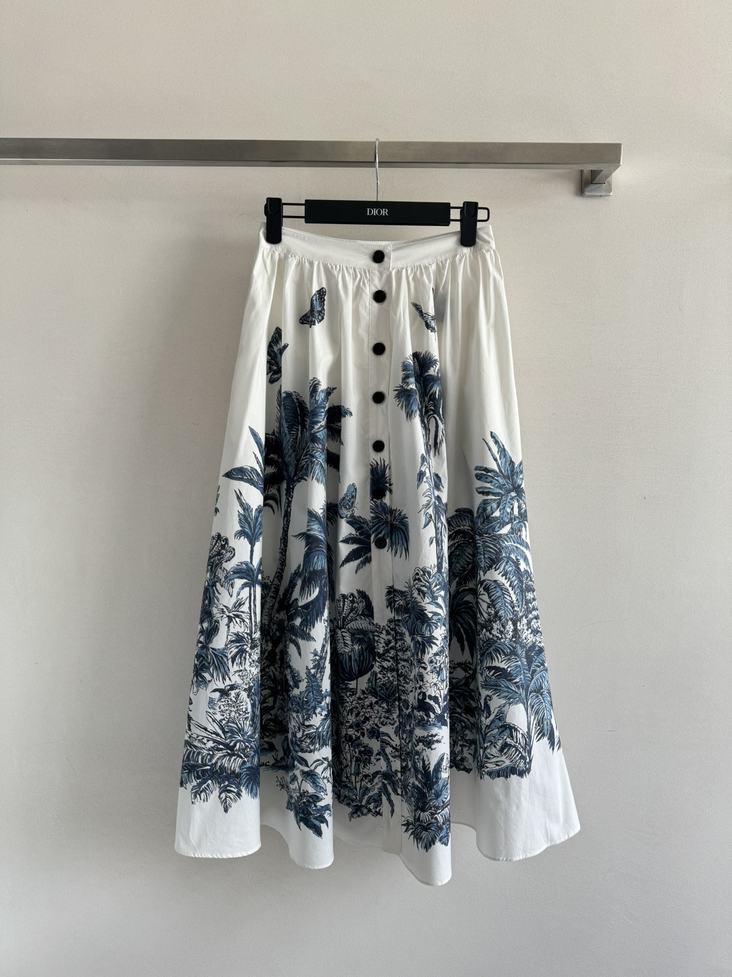 NO:414697,DIO*25 new summer vacation must have!  The Coconut Grove Butterfly Printed A-line skirt adopts a high-waist design, perfectly lengthens the leg lines, and the single-breasted design adds a bit of retro feel. The fabric is soft and comfortable, with excellent breathability, and is very suitable for summer weather. Whether it is vacation or daily outfit, it can make you the focus!  Wear it and go to the beach to take pictures, it’s so beautiful!  SML, dior, skirts, alexander wang19860909DIO*25夏季新款度假必备！椰林蝴蝶印花A字裙,采用高腰设计,完美拉长腿部线条,单排扣的设计增添了几分复古感.面料柔软舒适,透气性极佳,非常适合夏日天气,无论是度假还是日常穿搭,都能让你成为焦点！穿上它去海边拍照,简直美翻了！SML,,dior,skirts,alexander wang,Women's clothing