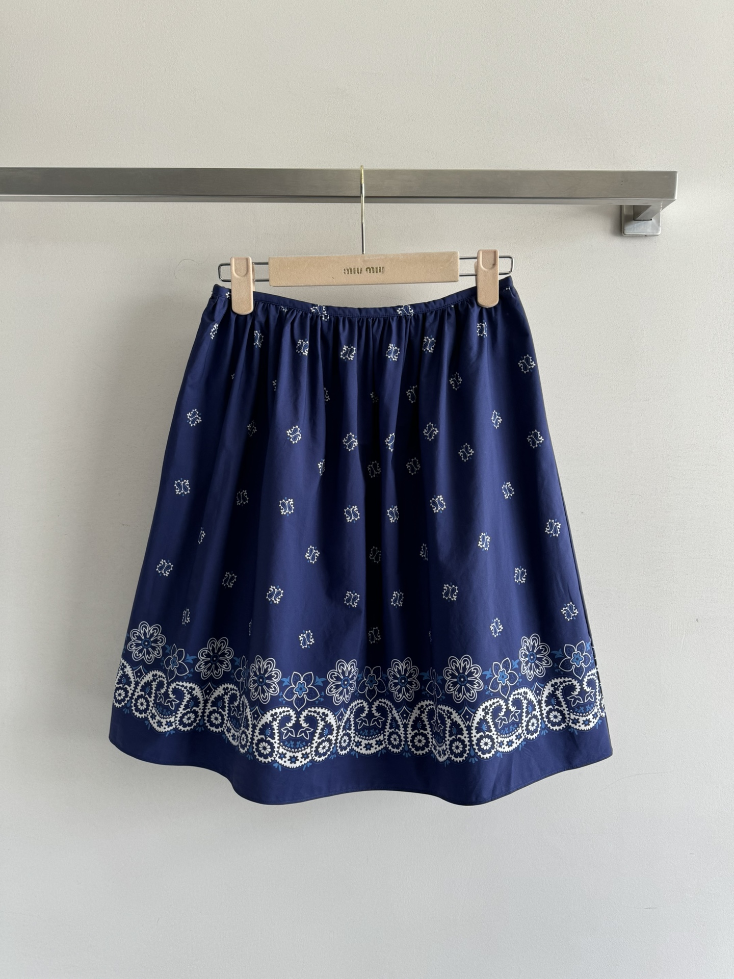 NO:414684,MiuMi*25SS new skirt This skirt adopts a fully positioned printed Perris pattern, and the summer atmosphere is full of! When you wear it, it feels like you are on a sunny beach, feeling the gentleness of the breeze~ Pure cotton fabric, the texture is amazing! Soft, comfortable and breathable, you can feel a hint of coolness and classic pleated design, loose fit, and the upper body effect is huge! Whether paired with a simple T-shirt or a sweet shirt, you can easily control it and show different styles and charms. SML-, miumiu, skirts, shirts, tees, t-shirt, alexander wang19860909MiuMi*25SS新款半裙这款半裙采用了全定位印花佩里斯纹图案,满满的夏日气息扑面而来！穿上它,仿佛置身于阳光明媚的海滩,感受着微风拂面的温柔～纯棉面料,质感超赞！柔软舒适又透气,即使在炎炎夏日也能让你感受到一丝清涼经典褶裥设计,宽松版型,上身效果巨显瘦！无论是搭配简约T恤还是甜美衬衫,都能轻松驾驭,展现出不同的风格魅力SML-,,miumiu,skirts,shirts,tees，t-shirt,alexander wang,Women's clothing