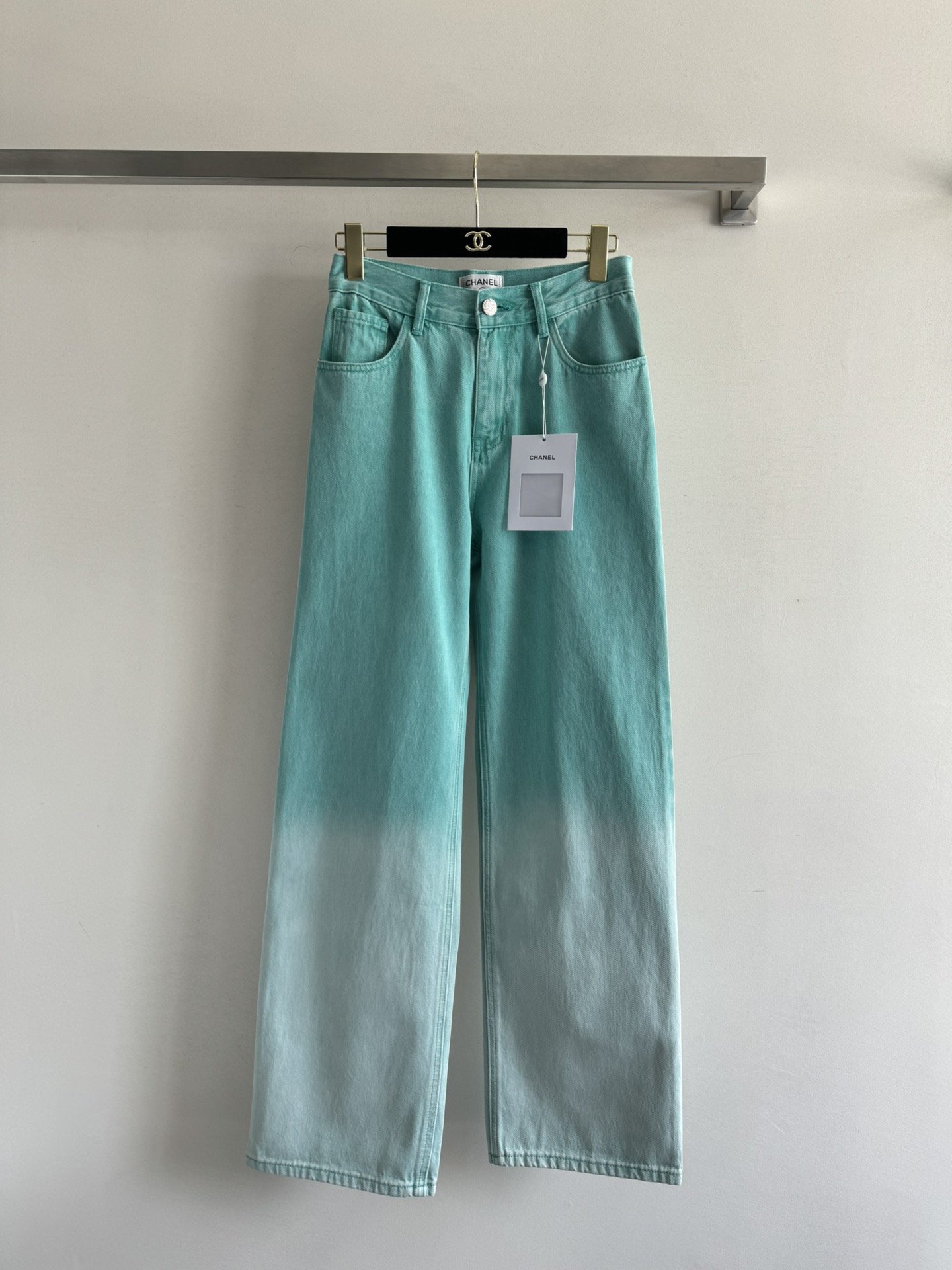 NO:414677,Chane*25SS new green gradient jeans, imported fixed dyeing and washing treatment, softer touch, and comfortable fabric. The gradient design is eye-catching and retro and fashionable. The high-waisted straight style shows waistline proportions. The body is stylish. It is super easy to match in summer~ ＳＭＬ, chanel, jeans, alexander wang19860909Chane*25SS新款绿色渐变牛仔裤,进口定染水洗处理 触感更柔 面料也很舒适 渐变设计很吸睛色系很复古时髦,高腰的直筒版型 上身显腰线比例 着身有型 夏日超级好搭～ＳＭＬ,,chanel,jeans,alexander wang,Women's clothing