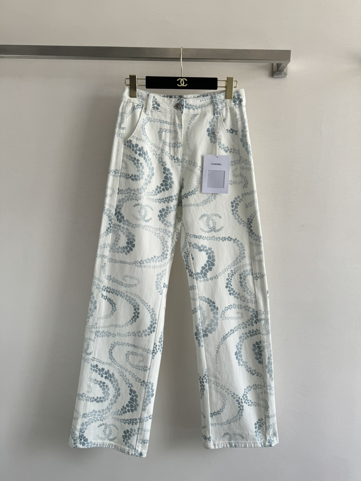 NO:414722,CHANE*25Mcoco beach series, printed logo jeans, unique and creative design, full of retro atmosphere, fashionable and elegant!  Classic straight-tube style, good at controlling fashion trends, no choice but to choose the body!  SML, chanel,alexander wang19860909CHANE*25Mcoco beach沙滩系列 印花logo牛仔长裤 印花独特创意设计,满满的复古气息,时髦又不失气质大方！经典直筒版型,不挑身材好驾驭时尚潮流必备单品！SML,,chanel,alexander wang,Women's clothing