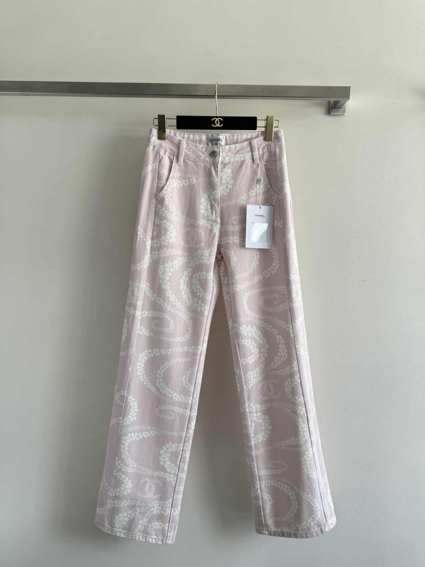 NO:414670,CHANE*25Mcoco beach series, printed logo jeans, unique and creative design, full of retro atmosphere, fashionable and elegant!  Classic straight-tube style, good at controlling fashion trends, no choice but to choose the body!  SML, chanel,alexander wang19860909CHANE*25Mcoco beach沙滩系列 印花logo牛仔长裤 印花独特创意设计,满满的复古气息,时髦又不失气质大方！经典直筒版型,不挑身材好驾驭时尚潮流必备单品！SML,,chanel,alexander wang,Women's clothing