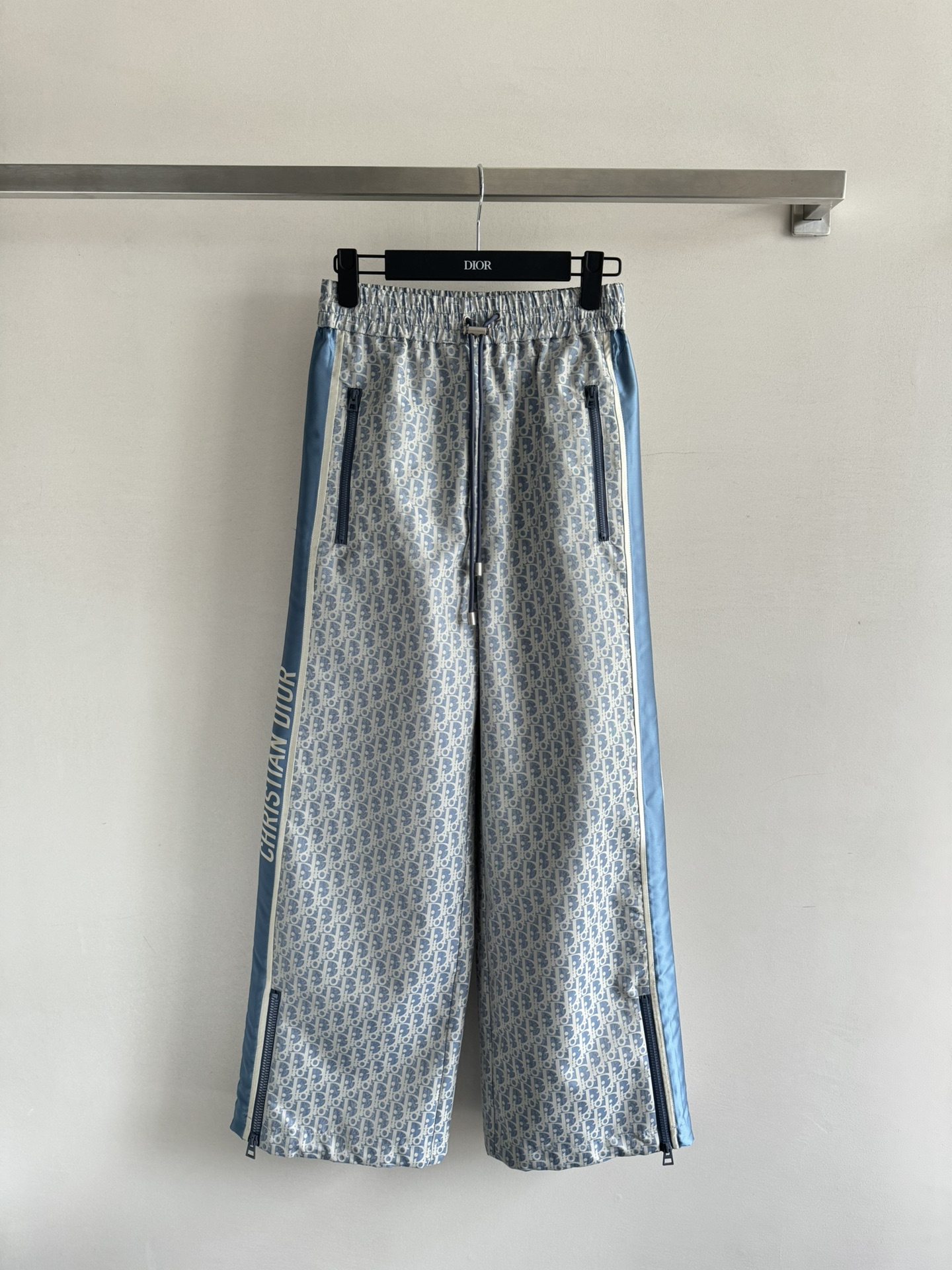 NO:414676,Dio*25 new series of pants full of print letter jacquard pattern, showing gorgeous old money feeling, waist snap button adjusts elasticity and more style, free and easy pants decorate the logo webbing on the outside, rich design levels, zipper drawstring adjusts the shape to fit the fashionable tone, highlighting the body lines, the overall shape adds fashionable vitality, fashionable and relaxed style SML, dior, alexander wang19860909Dio*25新款系列裤子满印字母提花图案 彰显华丽老钱感 腰间按扣调节松紧更显风格洒脱裤子外侧装饰徽标织带 丰富设计层次 裤脚拉链抽绳调节造型适配时髦调性 更凸显身形线条 整体造型增添时髦活力 风格时髦松弛SML,,dior,alexander wang,Women's clothing