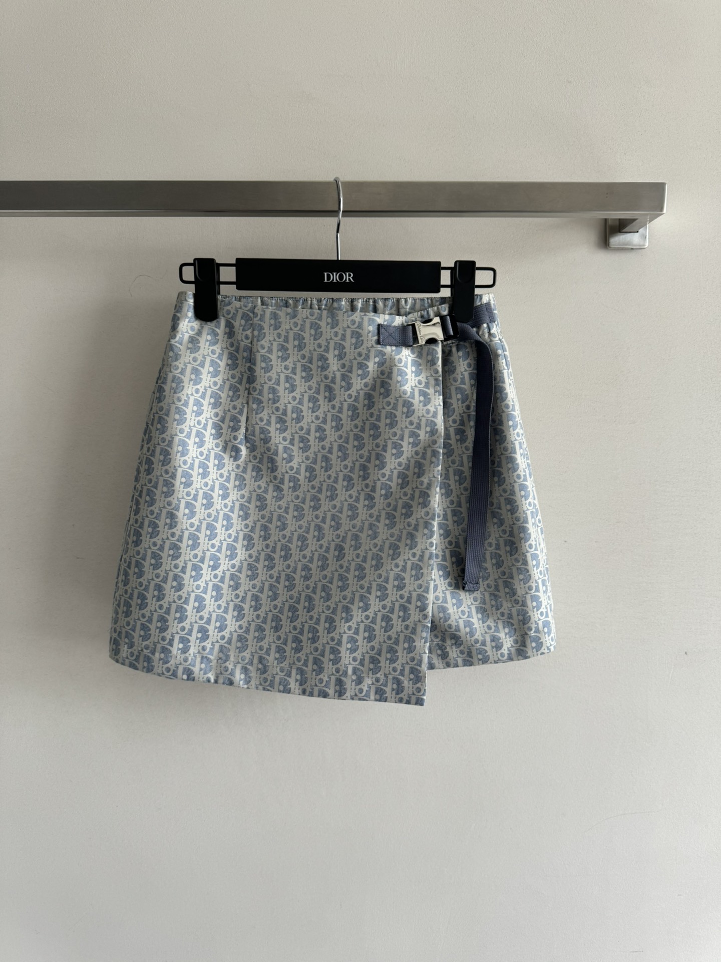 NO:414709,Dio*25 new series skirts and pants are full of letters and jacquard patterns, showing a gorgeous and old money feeling. They are comfortable and stylish, fresh and high-end to wear. They fall in love with them at a glance. The style is even more undeniable. Easy to control the upper body to enhance the fashion sense of the overall look!  Wearing these skirts and pants, walking on the street and turning back is a perfect score, which is so beautiful that it is foul!  SML, dior, skirts, alexander wang19860909Dio*25新款系列裙裤满印字母提花图案 彰显华丽老钱感 穿身上舒适又有型颜色清新又高级 让人一眼就爱上 版型更是不挑人 轻松驾驭上身提升整体造型的时尚感！穿上这款裙裤,走在街上回头率满分,简直是美到犯规！SML,,dior,skirts,alexander wang,Women's clothing