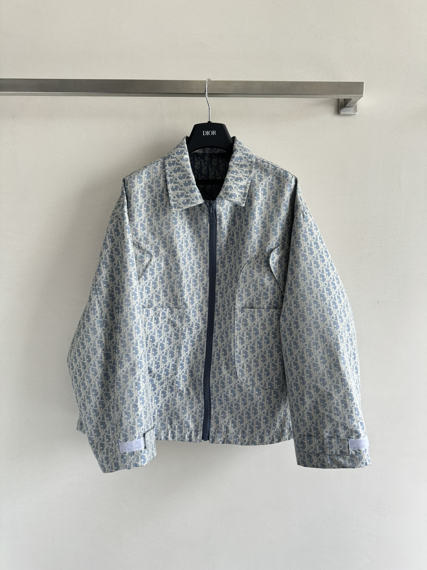 NO:414702,DIO*25SS new classic old jacquard lapel charge jacket, loose large version is crisp and stylish, full-print jacquard letter pattern decoration, classic double pocket design embroidery CD bee logo embellishment, add layered look, charge jacket three-dimensional tailoring, fashionable and fashionable, wear it to a big brand style, create a rich and diverse handsome style SML!  ,dior,jackets & coats,alexander wang19860909DIO*25SS新款经典老提花翻领冲锋外套 宽松大版挺括有型 满印提花字母图案装饰 经典双口袋设计刺绣CD蜜蜂徽标点缀 增添造型层次感 冲锋外套立体剪裁上身洋气爆表穿上就是时髦精 穿出大牌范儿 打造丰富多元的帅气风格 ＳＭＬ！,,dior,jackets & coats,alexander wang,Women's clothing