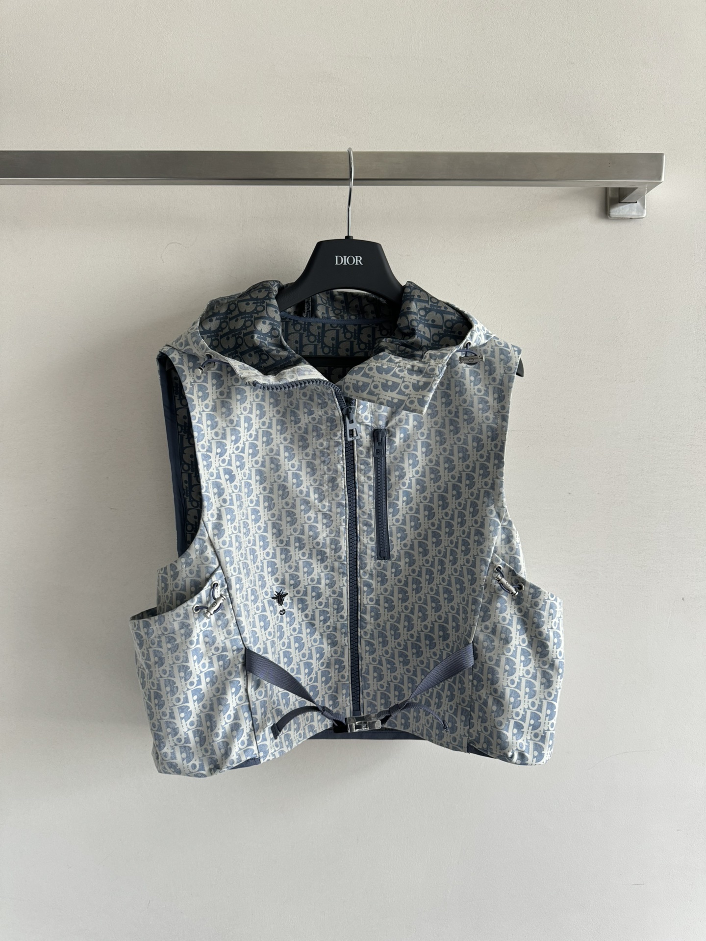 NO:414690,DIO*25SS new classic old jacquard hooded vest jacket, loose, crisp and stylish, full-print jacquard letter pattern decoration, embroidered CD bee logo embellishment, add layered look, hooded charge vest three-dimensional cut upper body fashionable and fashionable, wear it to a fashionable look, wear it to a big brand style, freely match it to create a rich and diverse handsome style ＳＭＬ,,dior,jackets & coats,hats,alexander wang19860909DIO*25SS新款经典老提花连帽马甲外套,宽松挺括有型 满印提花字母图案装饰 刺绣CD蜜蜂徽标点缀 增添造型层次感 连帽冲锋马甲立体剪裁上身洋气爆表穿上就是时髦精 穿出大牌范儿 随意搭配打造丰富多元的帅气风格 ＳＭＬ,,dior,jackets & coats,hats,alexander wang,Women's clothing