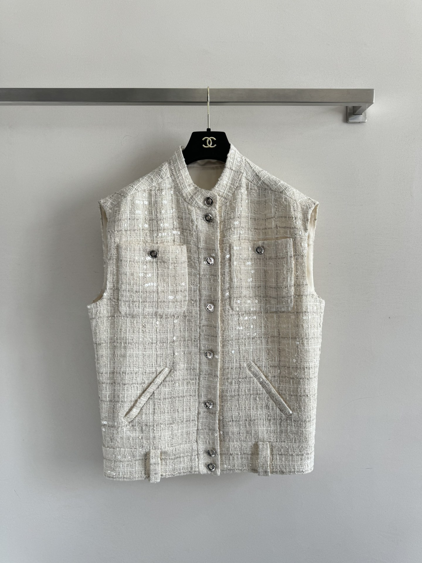 NO:416478,Chane*25SS new small tweed sequin vest jacket, thick tweed fabric makes the texture overwhelm!  The glittering sequins are full of details and are matched with retro metal single-row buttons to add a sense of exquisiteness. The simple and not monotonous design is simple and not monotonous. The exquisiteness behind the upper body reveals slackness. The vest's tailoring is neat and layered, injecting a modern and fashionable atmosphere into the overall shape!  SML, chanel, jackets & coats,alexander wang19860909chane*25SS新款小香软呢亮片马甲外套,粗花呢的面料让质感扑面而来！闪闪的亮片细节拉满搭配上复古金属单排纽扣点缀,增添了精致感,简约不单调的设计,上身后精致中透露着松弛,马甲的剪裁利落而富有层次感,为整体造型注入了现代的时尚气息！SML,,chanel,jackets & coats,alexander wang,Women's clothing