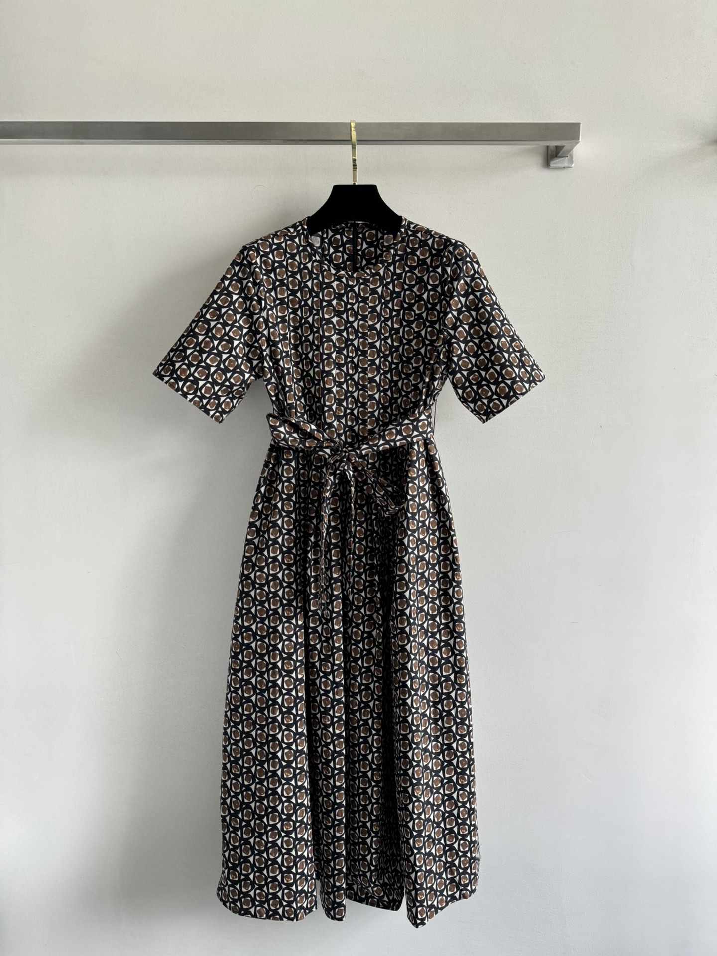 NO:416471,Maxmar*25SS new temperament printed dress with zipper design on the back, with pockets on both sides, which are super convenient to show elegance and more retro and fashionable, and matched with the same fabric belt to outline a slender waistline, showing your unique charm and diverse style. During casual parties, you are casual and stylish, generous and decent, and easily enhance your overall temperament; you can show a different style while strolling by the beach or attending fashion parties. Get it quickly and let us become a fashion master at the forefront of the trend. SML-, skirts, alexander wang19860909Maxmar*25SS新款气质印花连衣裙后背拉链设计 两侧饰有口袋超便捷 以喇叭裙版型展现优雅,更加复古时尚,搭配同布次腰带勾勒出纤细腰线,尽显您的独特魅力与多样风情. 休闲聚会时,随性又不失格调,大方得体,轻松提升整体气质；度假时漫步海边,或是参加时尚派对,都能展现别样风情然. 赶紧get起来,让我们成为走在潮流前沿的时尚精吧SML-,,skirts,alexander wang,Women's clothing