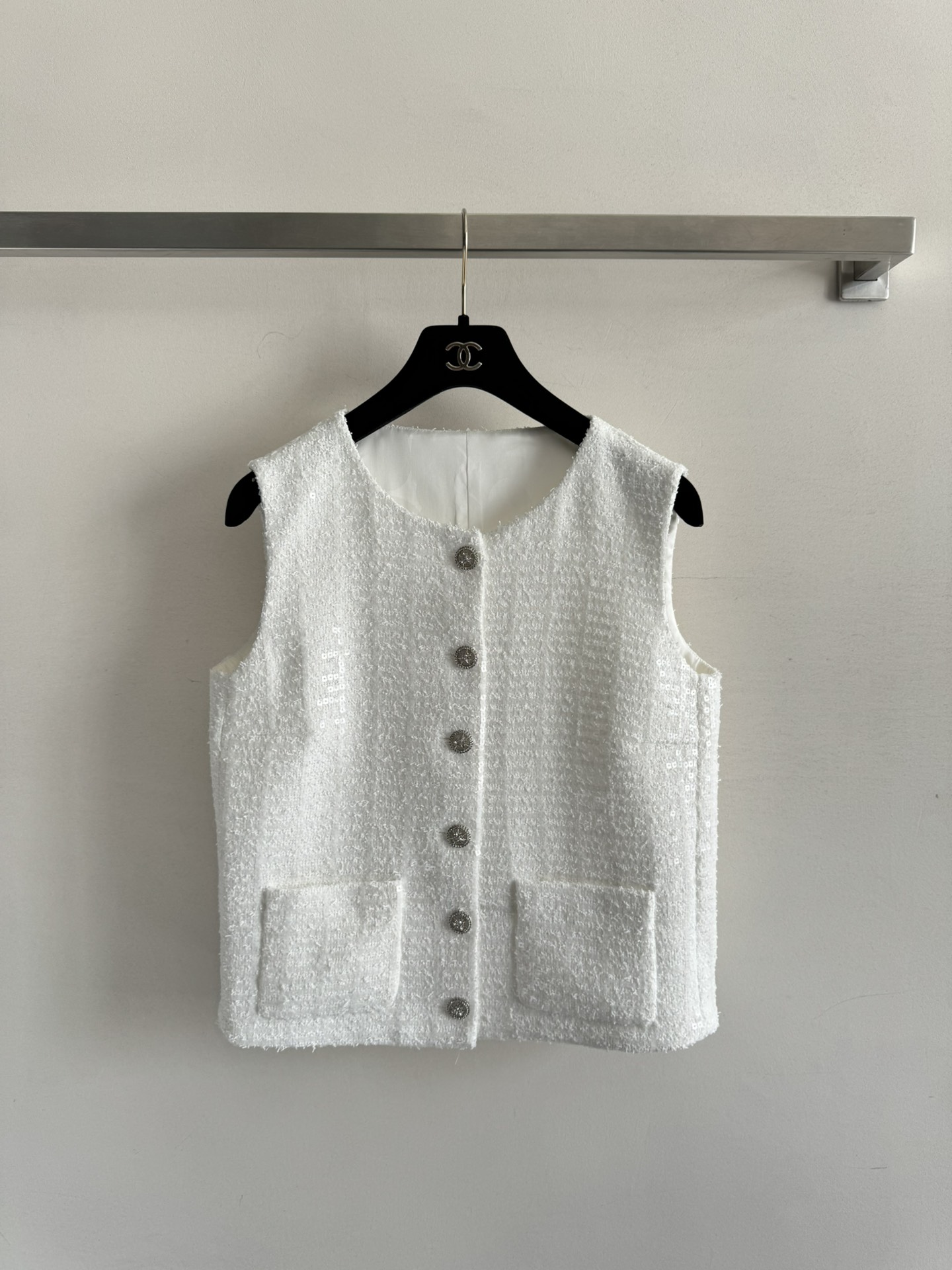 NO:416489,CHANE*25SS new sequin-flavored vest, round neck double pocket classic design with single row exquisite button embellishment is very eye-catching and beautiful, layered T-shirt fashionable outfit!  Make the overall look cleaner and neat, the white upper body is so elegant, and it is full of elegance and grandeur!  A goddess style with a daughter-in-law!  Very easy to control SML, chanel,tees, t-shirt,alexander wang19860909CHANE*25SS新款亮片小香风马甲,圆领双口袋经典设计搭配单排精致纽扣点缀非常吸睛好看可叠穿T恤时尚穿搭！让整体的造型更加的干净利落,白色上身太显气质啦,穿上满满的高雅大气！千金名媛女神范！版型非常好驾驭SML,,chanel,tees，t-shirt,alexander wang,Women's clothing