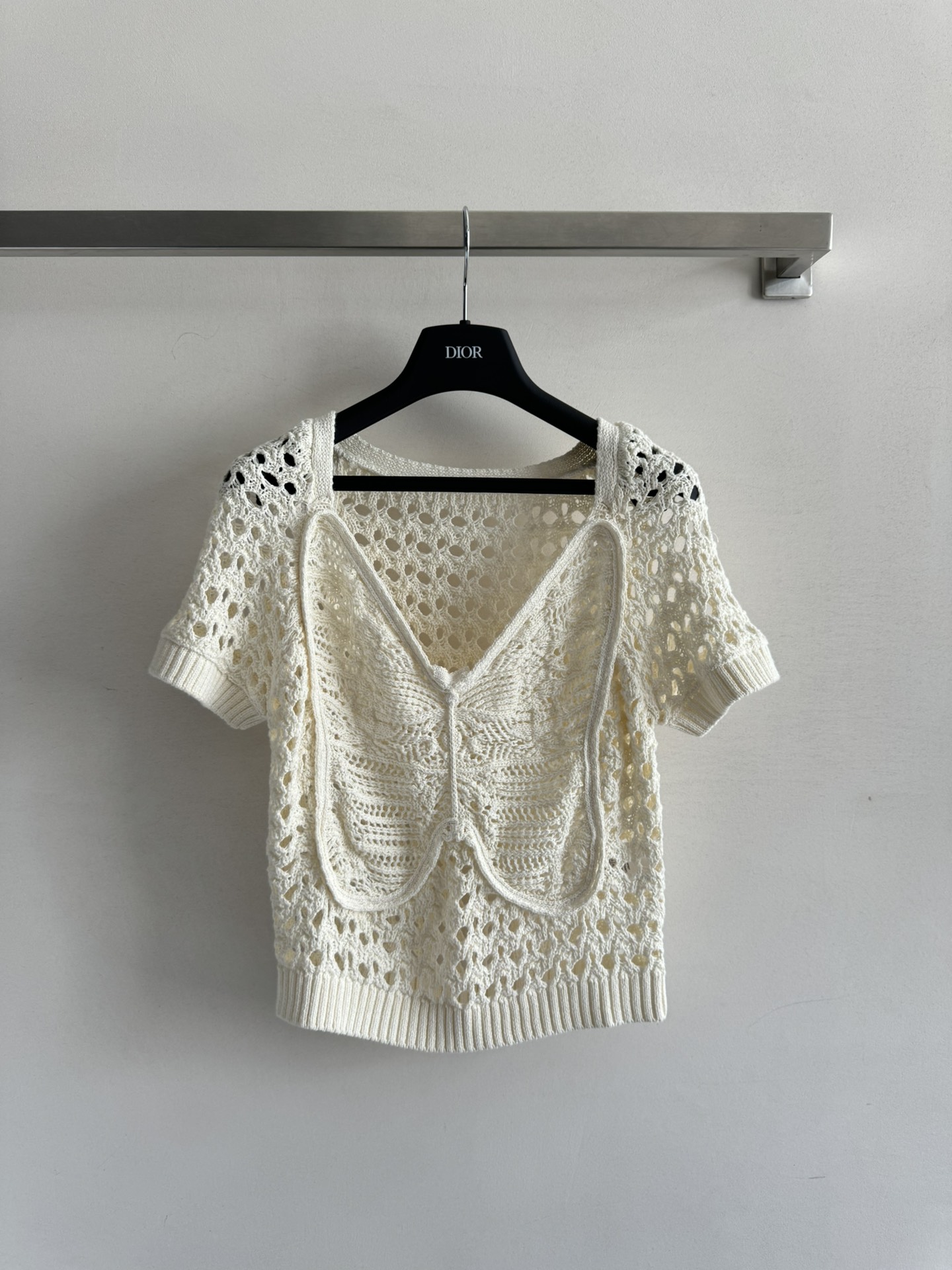 NO:416502,DIO*25SS new short-sleeved butterfly hollow knitted top with three-dimensional butterfly hollow design to create a delicate girlish feeling, sweet and age-reducing, and ladylike temperament. Simple, fashionable and versatile, very suitable for vacation outfits!  SML, dior, T-shirt, alexander wang19860909DIO*25SS新款短袖蝴蝶镂空针织上衣 立体蝴蝶镂空设计 打造精致少女感 甜美减龄也不失淑女气质 简约时尚百搭 很适合度假穿搭哦！SML,,dior,T-shirt,alexander wang,Women's clothing