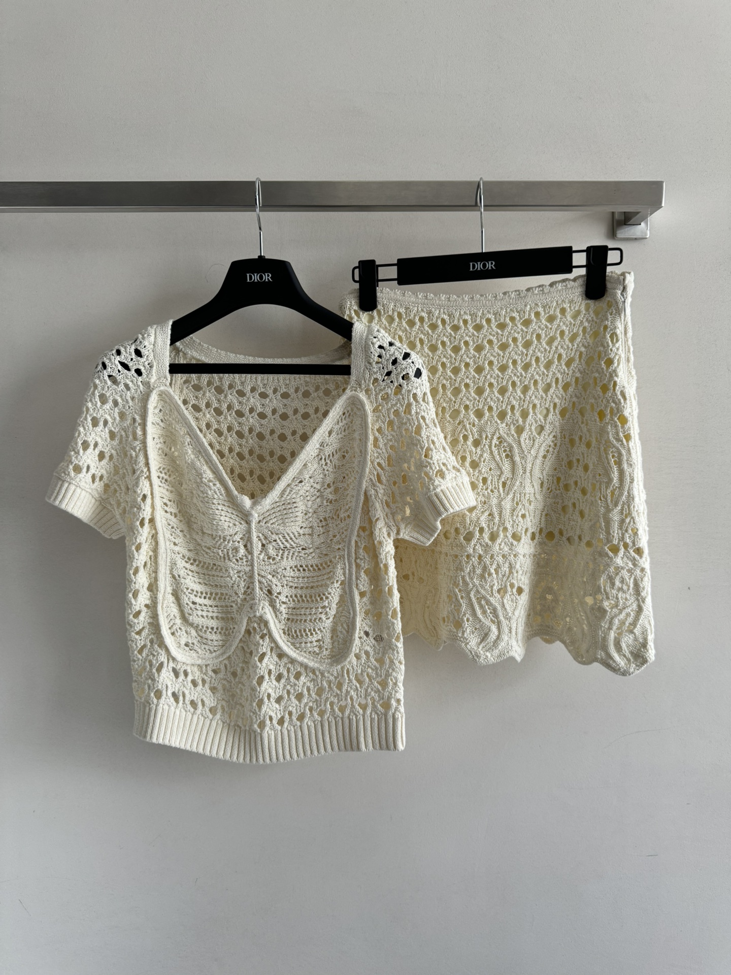 NO:416513,DIO*25SS new hollow knitted skirt adopts hollow design to create a delicate girlish feeling, sweet and age-reducing, and ladylike temperament. Simple, fashionable and versatile, very suitable for vacation outfits!  SML, dior, skirts, alexander wang19860909DIO*25SS新款镂空针织半裙 采用镂空设计 打造精致少女感 甜美减龄也不失淑女气质 简约时尚百搭 很适合度假穿搭哦！SML,,dior,skirts,alexander wang,Women's clothing