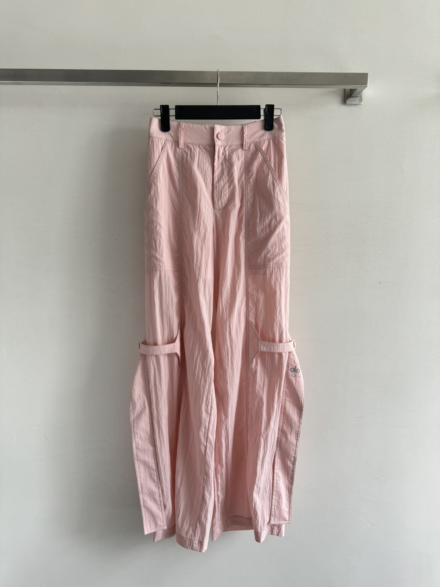 NO:416444,Alo25 new work pants with thin quick-drying fabric allows you to keep it refreshing in summer. The work pants are more comfortable to move. There are streamers on both sides and slits on the back. The wide trouser legs and super large simple pockets are more inclusive. The waist is tight and the back is more relaxed and comfortable to wear. It can be salty or sweet. It is completely controlled by SML-, alexander wang.19860909Alo25新款工装裤轻薄的速干面料让你在夏日里也能保持清爽 工装版型更让你活动自如 两侧有飘带装饰,后侧还有开叉 设计感满满宽大的裤腿和超大的简约口袋包容性较强 腰围后面松紧设计 穿着更轻松自在 可盐可甜 完全拿捏不管是入常出行还是运动时刻,都轻松驾驭SML-,,alexander wang,Women's clothing