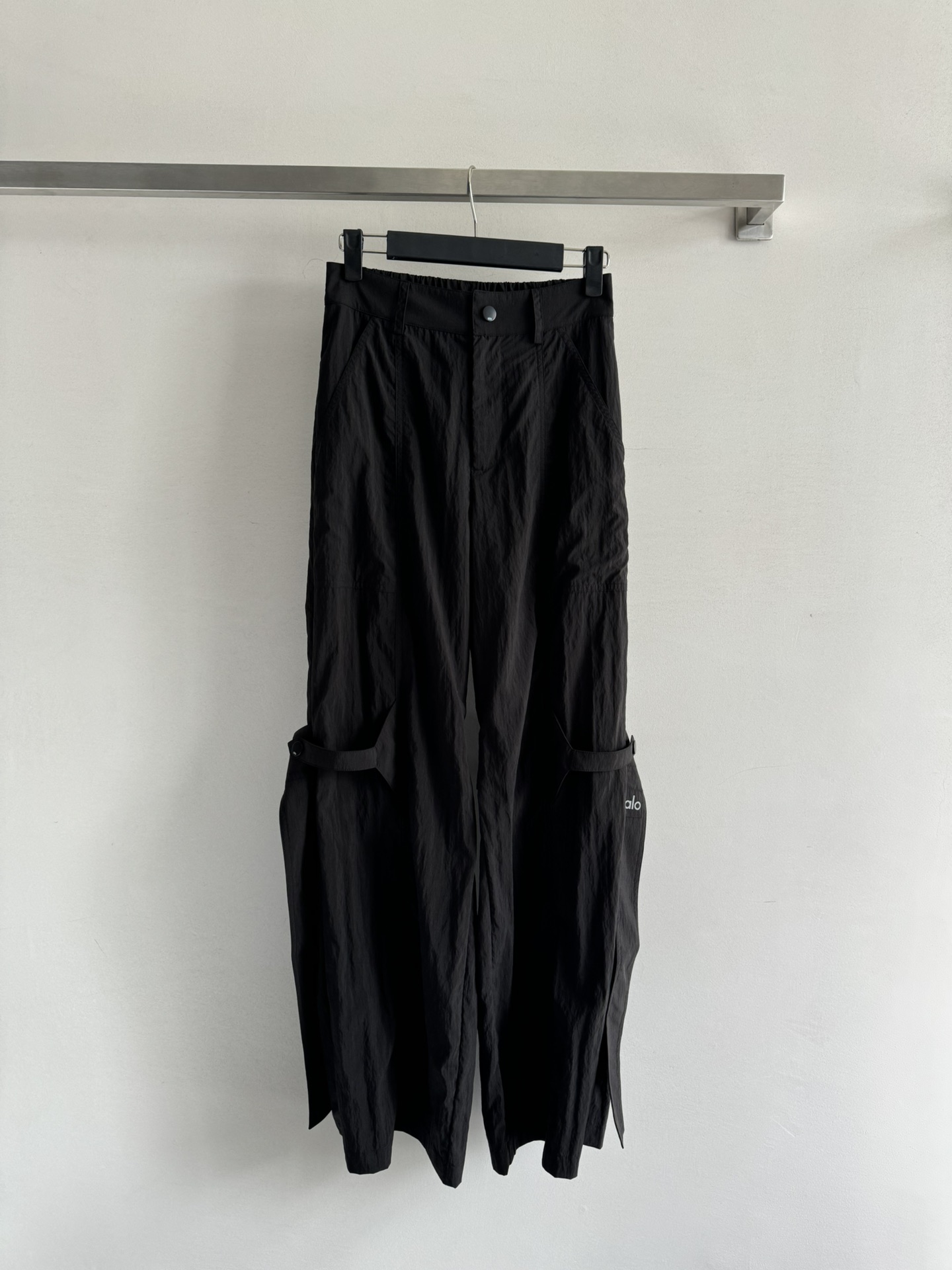 NO:416459,Alo25 new work pants with thin quick-drying fabric allows you to keep it refreshing in summer. The work pants are more comfortable to move. There are streamers on both sides and slits on the back. The wide trouser legs and super large simple pockets are more inclusive. The waist is tight and the back is more relaxed and comfortable to wear. It can be salty or sweet. It is completely controlled by SML-, alexander wang.19860909Alo25新款工装裤轻薄的速干面料让你在夏日里也能保持清爽 工装版型更让你活动自如 两侧有飘带装饰,后侧还有开叉 设计感满满宽大的裤腿和超大的简约口袋包容性较强 腰围后面松紧设计 穿着更轻松自在 可盐可甜 完全拿捏不管是入常出行还是运动时刻,都轻松驾驭SML-,,alexander wang,Women's clothing