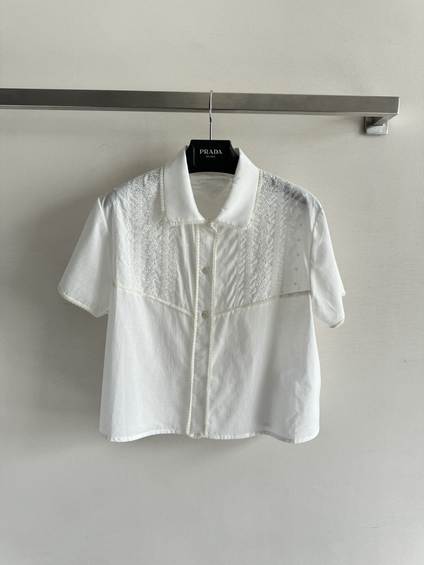 NO:416425,PRAD*25SS new hollow hooked short-sleeved shirt, loose lace lapel, cuff lace lace makes it playful, age-reducing, and tender, the back triangular logo is decorated even if it is simple, it will not be monotonous. It is a versatile item, and the upper body is full of exquisiteness!  Three colors S M L, prada,shirts,T-shirt,alexander wang19860909PRAD*25SS新款镂空钩花短袖衬衫,蕾丝翻领宽松版型,袖口蕾丝花边显俏皮,减龄显嫩背后三角标装 饰衬衫即便简单也不会单调,简直百搭单品,上身满满的精致感！三色S M L,,prada,shirts,T-shirt,alexander wang,Women's clothing