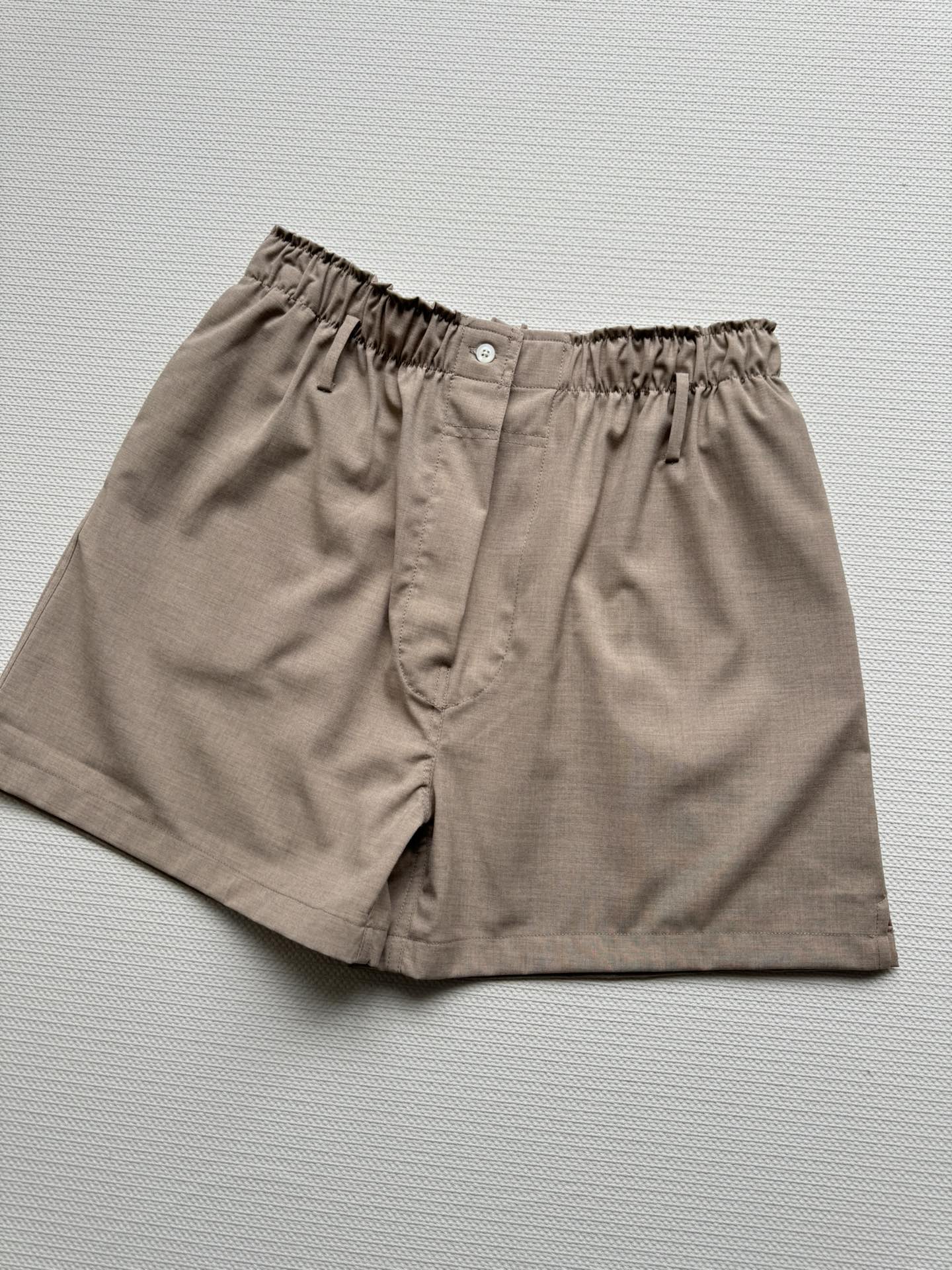 NO:416431,PRAD*25SS new elastic waist shorts come with textured cotton poplin fabric, light and breathable, and the comfort is full of comfort. The back pocket is decorated with classic triangle logo embellishment, adding highlights, elastic waist design is more inclusive. The wide-leg style improves wearability, covers the flesh and makes it look slim and casual, simple and fashionable, versatile and not picky!  SML-, prada, shorts, alexander wang19860909PRAD*25SS新款松紧腰短裤自带肌理感棉质府绸面料轻薄透气 舒适度满分后口袋饰以经典三角标logo点缀 增添亮点松紧腰设计更具包容性 阔腿版型提升实穿性 遮肉显瘦随性休闲 简约时髦 百搭不挑人！SML-,,prada,shorts,alexander wang,Women's clothing