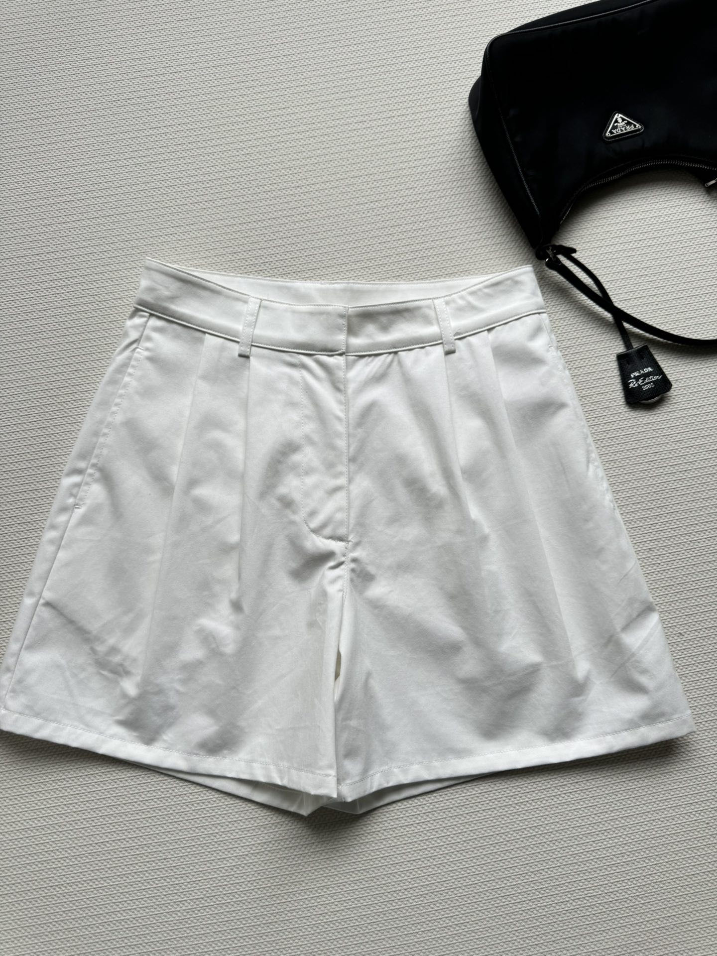 NO:416437,Prad*25SS new versatile casual shorts, the length above the knees just hides the thighs, revealing the slender calves, making the line look slimming, and the upper body is simple and elegant, comfortable and not picky!  The iconic triangle embellishment of the pocket behind is bright and eye-catching, retro and fashionable!  Couple at will!  Two-color SML-, prada, shorts, alexander wang19860909Prad*25SS新款百搭休闲短裤,膝盖上面一点的长度正好藏住大腿,露出修长小腿,显瘦线条感,上身简约大方,舒适不挑人！减龄又好搭背后口袋标志性三角标点缀亮眼吸晴,复古时髦！随意搭配！两色SML-,,prada,shorts,alexander wang,Women's clothing