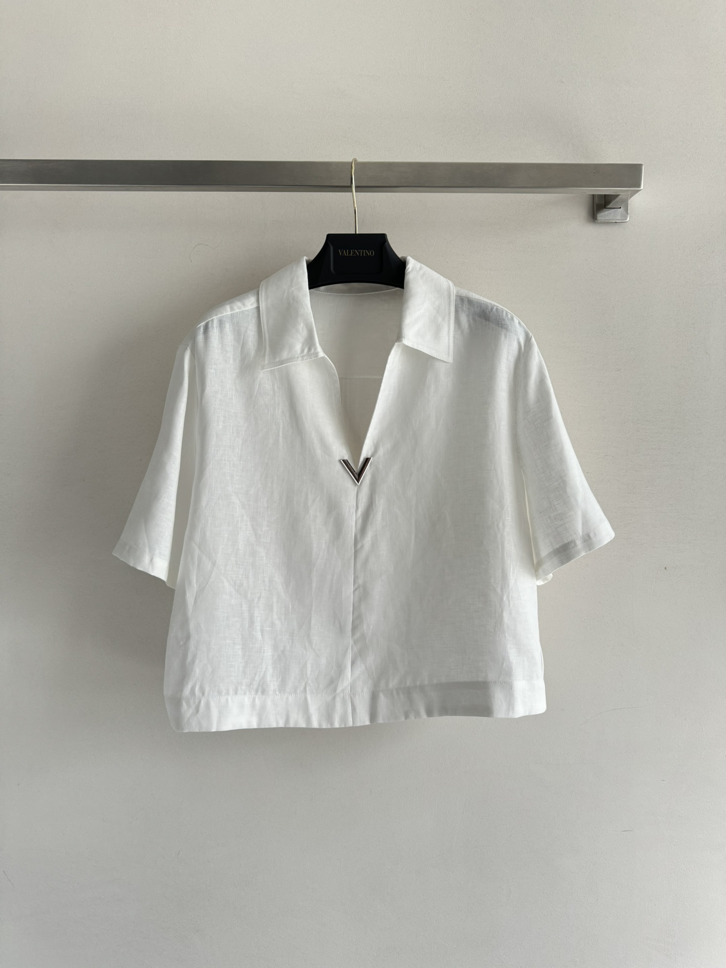 NO:417123,Valentin*25SS new linen set, the upper body of linen fabric is particularly breathable, the super comfortable lapel is embellished with deep V metal logo logo design, exquisite and high-end!  The classic and outdated shorts are paired with a series of shorts. The upper body is very fashionable, and it is simple to wear and feel casual and fashionable!  SML, valentino, shorts, alexander wang19860909Valentin*25SS新款亚麻套装,亚麻面料上身的透气性特别好,超级舒服翻领造型点缀深V金属徽标logo设计,精致高级！经典不过时搭配系列短裤一套上身非常洋气,简简单单穿出休闲时尚感！SML,,valentino,shorts,alexander wang,Women's clothing