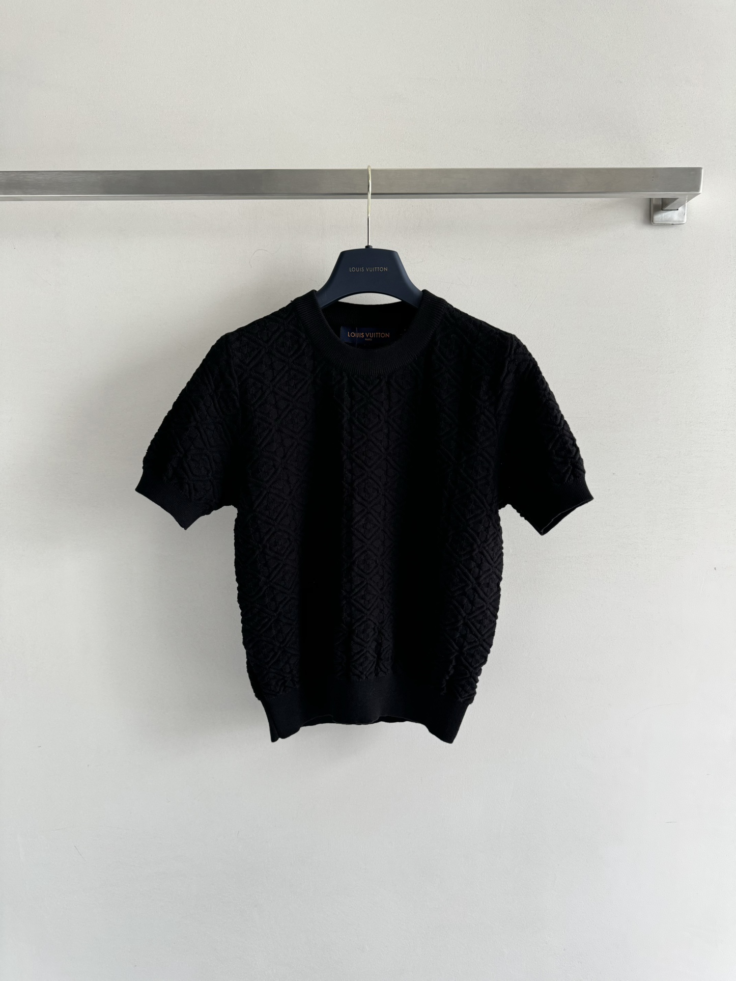 NO:417130,The new round-neck logo jacquard design of the new LV*25SS short-sleeved sweater, the cuffs are elastic and simple and beautiful, and comfortable. It is versatile and fashionable and generous, showing temperament and gentleness!  Two-color SML, louis vuitton, T-shirt, alexander wang19860909LV*25SS新款短袖针织衫上新圆领logo提花设计,袖口松紧上身简约好看又舒适 百搭又不失时尚大方,显气质又温婉！两色SML,,louis vuitton,T-shirt,alexander wang,Women's clothing