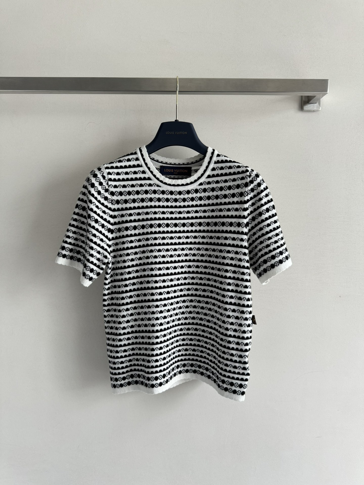 NO:417134,The new LV*25SS short-sleeved sweater is new. The collar cuffs and hem are designed with lace. It is very delicate and compact. The upper body is fashionable and beautiful. It is versatile and lazy and unique!  Two-color SML, louis vuitton, T-shirt, alexander wang19860909LV*25SS新款短袖针织衫上新 领口袖口与下摆都采用花边设计 非常精致小巧 上身时髦好看 百搭显慵懒个性！两色SML,,louis vuitton,T-shirt,alexander wang,Women's clothing