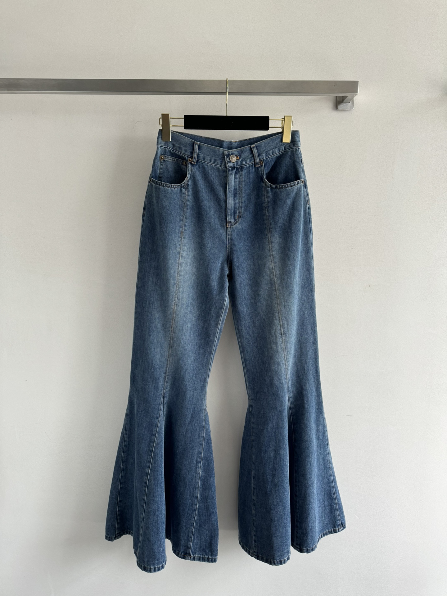 NO:417140,Chlo*25SS new large-flat denim trousers wash fabric is very textured. The high-waisted hip lifting upper body is huge and slim and stylish. The temperament is fashionable and the pleated loudspeaker design effectively modify the straight leg lines. The back waist is decorated with leather logo logo, which is high-end and eye-catching. The details are full of details to show a fashionable trend!  SML, chloe,alexander wang19860909Chlo*25SS新款大喇叭牛仔长裤水洗面料很有质感 高腰提臀上身巨显显瘦有型 气质又显时髦感拼接压褶大喇叭设计 有效修饰直腿线条,后腰头采用皮质logo标志装饰 高级吸睛 细节满分穿出时尚潮流！SML,,chloe,alexander wang,Women's clothing