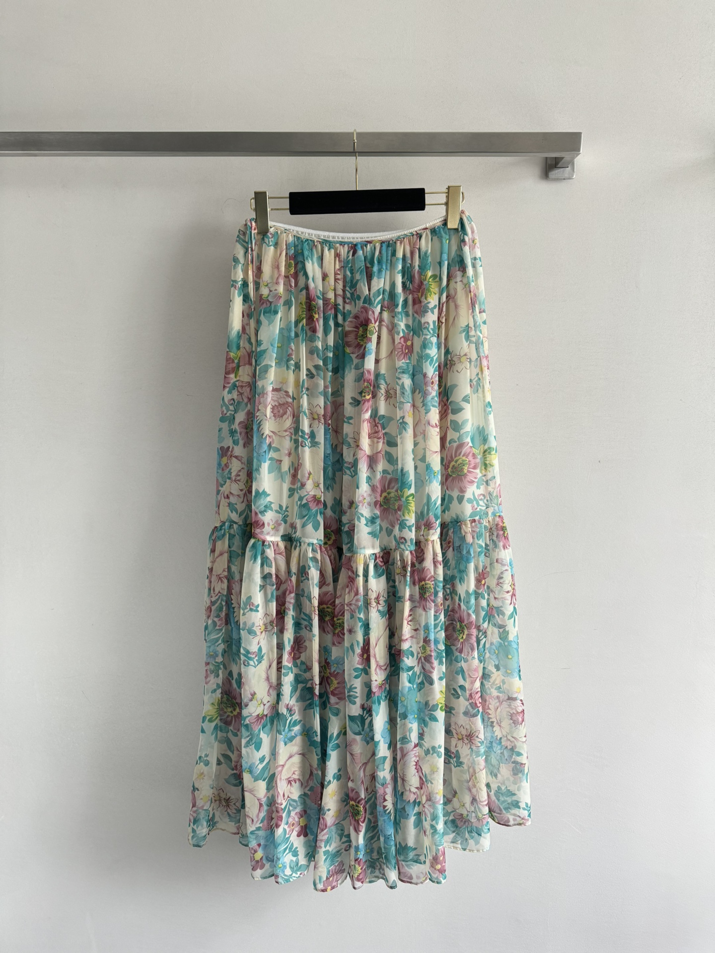 NO:417155,Chlo*25SS's new large-swing floral skirt with high waist and swing design easily improves the waistline and becomes a sense of long legs in seconds. The skirt is covered with floral patterns intertwined with multiple colors, like wearing Monet Garden on your body, literary and fresh, and full of vacation atmosphere. The big skirt has a lively and elegant feeling, and it is also super hidden flesh. It has a pear-shaped body and is friendly. Whether you go to a trip or a party, this skirt can make you look beautiful to a new level. It does not choose occasions or skin tone. Whoever wears it is the atmosphere beauty. SML-, chloe, skirts, alexander wang19860909Chlo*25SS新款大摆碎花裙高腰大摆的设计,轻松提升腰线,秒变大长腿既视感.裙身布满多色彩交织的碎花图案,像是把莫奈花园穿在身上,文艺又清新,满满的度假氛围.大裙摆走路自带灵动飘逸感,还超藏肉,梨形身材友好无论去旅游,还是聚会 这条裙子都能让你美出新高度.它不挑场合,也不挑肤色,谁穿谁是氛围感美人SML-,,chloe,skirts,alexander wang,Women's clothing