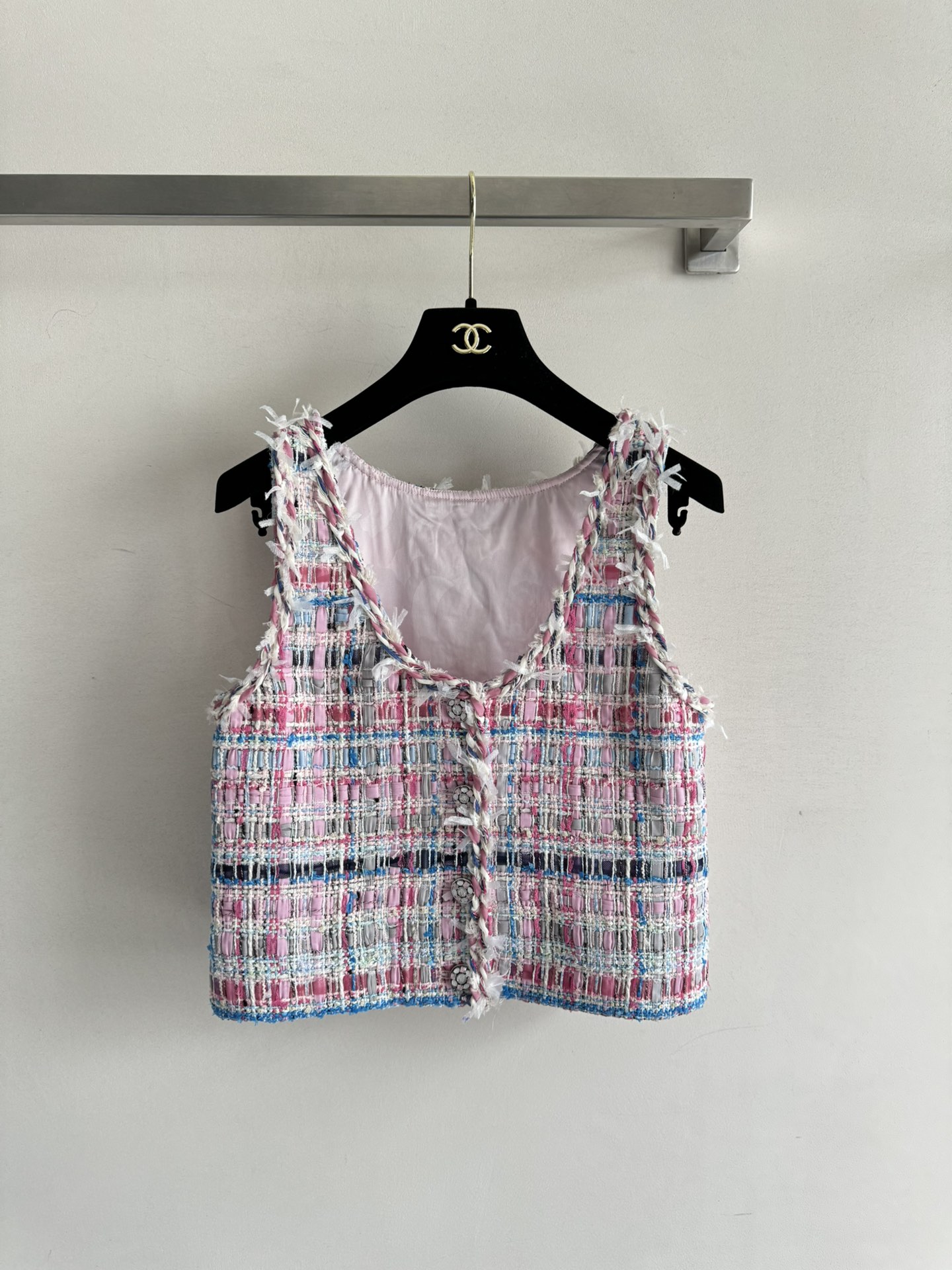 NO:417110,CHAE*25SS new style, small wool vest jacket, exquisite diamond stitching design, exquisite sense of the fragrance girl, colorful knitted throughout the contrasting color + colored buttons embellish the whole piece is so beautiful~ Every part is small details, super white pink and purple, full of the bright girlish feeling of summer, the upper body is light and fairy-like!  A must-have light style in summer, casual and comfortable, and easily create an elegant and elegant vision!  SML, Jackets & coats,alexander wang19860909CHAE*25SS新款 小香粗呢马甲外套 精致菱格缝线设计 香香女孩的精致感 彩色编织贯穿撞色+彩色纽扣点缀整件美呆了~每一处都是小细节超显白的粉紫色铺满了夏日的明媚少女感 上身轻盈又仙气！夏日必备的轻薄款式 随性自在 轻松打造气质优雅的视觉！SML,,jackets & coats,alexander wang,Women's clothing