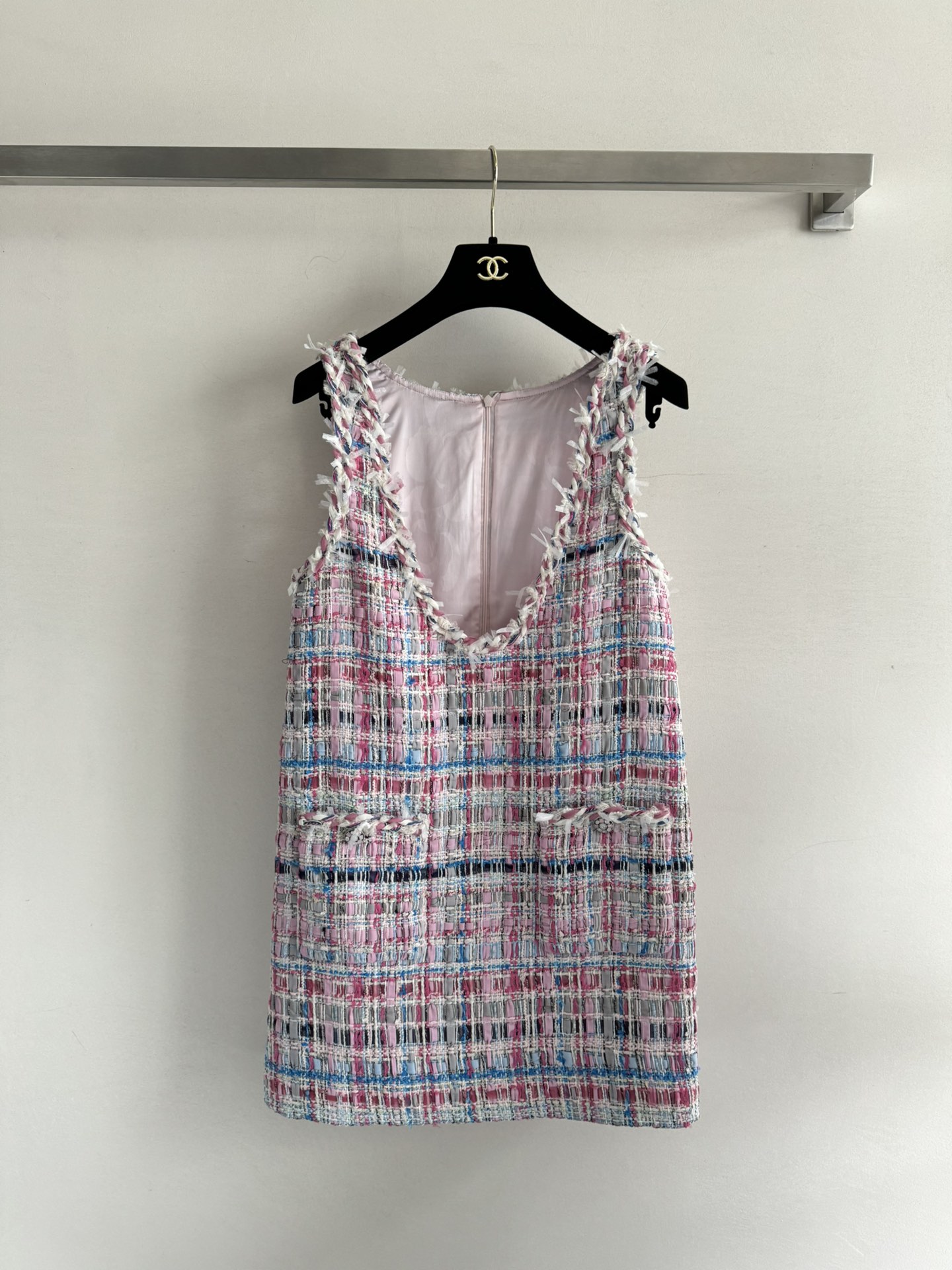 NO:417124,CHAE*25SS new style, Xiaoxiang thick tweed vest dress, exquisite diamond stitching design, exquisite sense of Xiangxiang girls, colorful knitted throughout the contrasting colors + colorful buttons embellish the whole piece, beautiful~ Every part is small details, super white pink and purple, full of the bright girlish feeling of summer, the upper body is light and fairy-like!  A must-have light style in summer, casual and comfortable, and easily create an elegant and elegant vision!  SML, skirts,alexander wang19860909CHAE*25SS新款 小香粗呢背心连衣裙 精致菱格缝线设计 香香女孩的精致感 彩色编织贯穿撞色+彩色纽扣点缀整件美呆了~每一处都是小细节超显白的粉紫色铺满了夏日的明媚少女感 上身轻盈又仙气！夏日必备的轻薄款式 随性自在 轻松打造气质优雅的视觉！SML,,skirts,alexander wang,Women's clothing