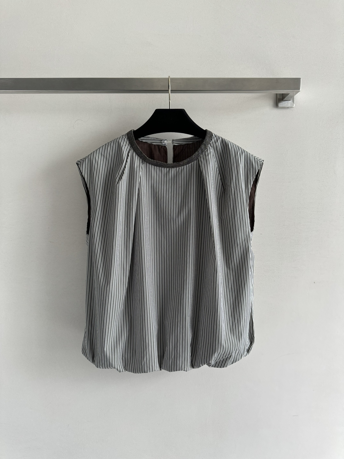 NO:417168,BRUNELLO CUCINELL*25SS new style, sleeveless vest round neck vertical pattern top, unique collar, unique bead-inlaid design, minimalist old money style, casual and fashionable, daily commuting style outfit!  SML, brunello cucinelli, alexander wang19860909BRUNELLO CUCINELL*25SS新款 无袖坎肩圆领竖纹上衣 领口独特别致镶珠设计 极简老钱风 休闲时尚 日常通勤洋气穿搭！SML,,brunello cucinelli,alexander wang,Women's clothing