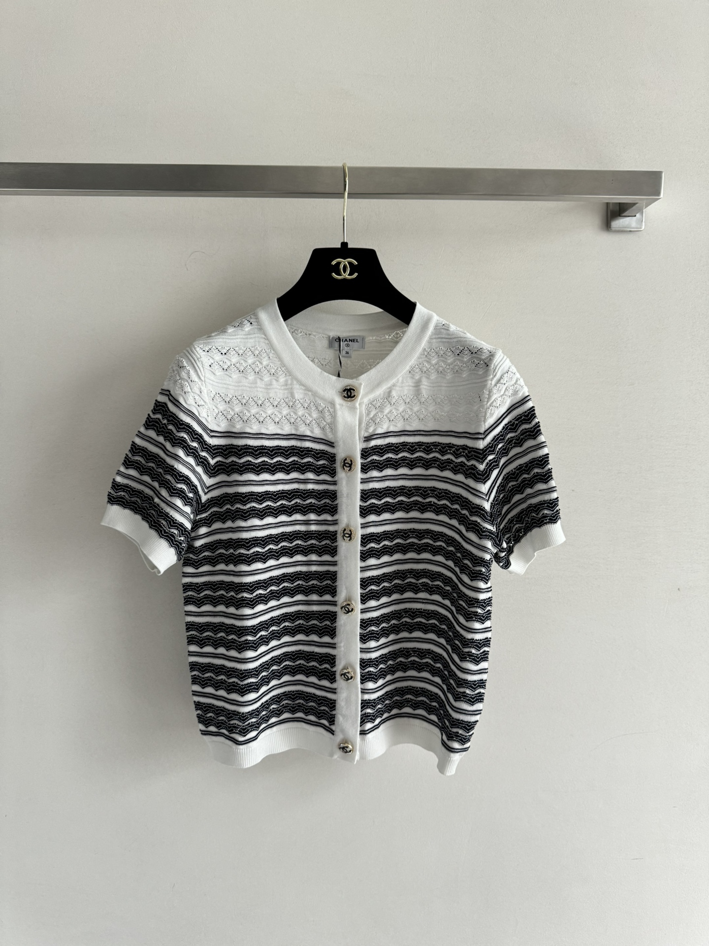 NO:418325,CHANE*25 new cardigan round neck neckline design is simple and elegant, comfortable and versatile, and can well show the neckline. The fit short design highlights the wearer's waistline. It looks tall and smooth overall cut, showing a simple and neat sense of fashion SML-, chanel, alexander wang19860909CHANE*25新款小开衫圆领领口设计简约大方,既舒适又百搭,能够很好地展现颈部线条 合身的短款设计 凸显出穿着者的腰线 显得身材高挑整体剪裁流畅 展现出简洁利落的时尚感SML-,,chanel,alexander wang,Women's clothing