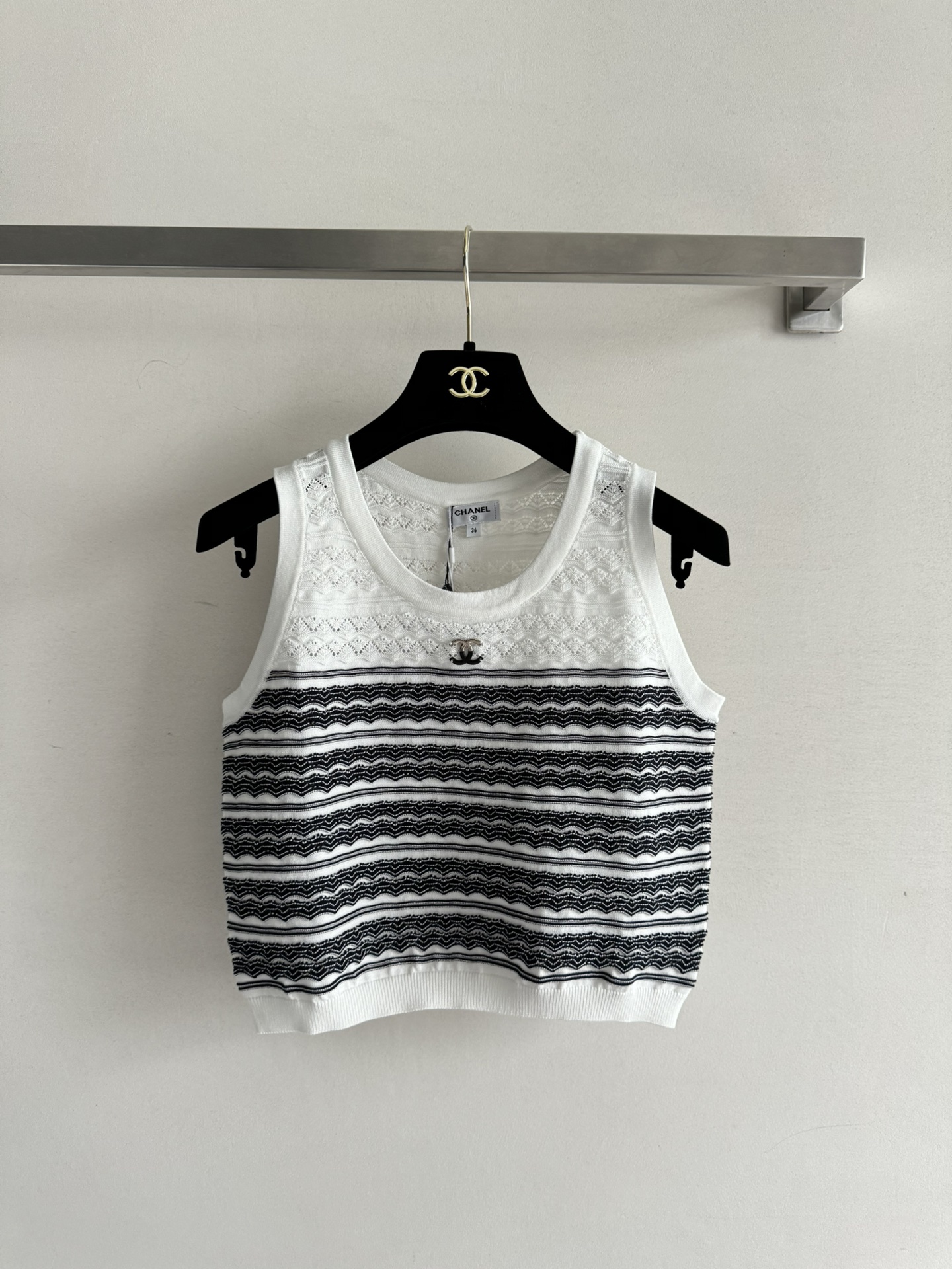 NO:418338,CHANE*25 new vest contrasting color design reduces age and playful. Customized brand letter logo on the chest embellishes personalized fashion. The classic style is very practical and sweet and age-reducing. Super versatile SML-, chanel, alexander wang19860909CHANE*25新款背心撞色的设计减龄俏皮 胸前定制品牌字母标识点缀个性时尚 经典版型实穿性很大甜美又减龄 超级百搭SML-,,chanel,alexander wang,Women's clothing