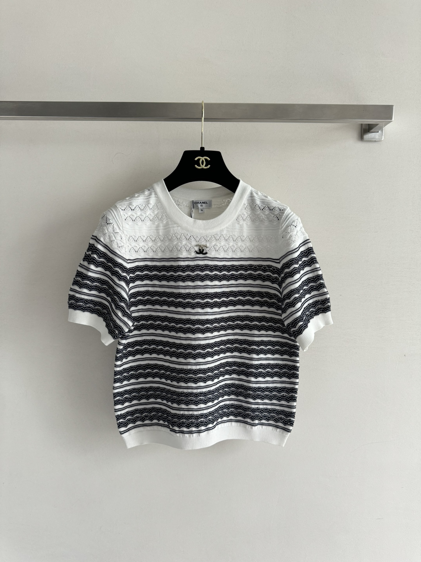 NO:418331,CHANE*25 new pullover round neck neck neckline design is simple and elegant, comfortable and versatile, and can well show the neck lines. The regular style contrasting color design is more age-reducing and playful overall cut and smooth, showing a simple and neat sense of fashion SML-, chanel, alexander wang19860909CHANE*25新款套头衫圆领领口设计简约大方,既舒适又百搭,能够很好地展现颈部线条 常规版型撞色设计更为减龄俏皮整体剪裁流畅 展现出简洁利落的时尚感SML-,,chanel,alexander wang,Women's clothing