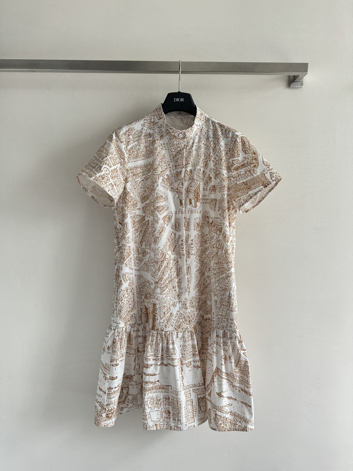 NO:418288,Dio*25SS new Paris map printed dress, this dress is decorated with Paris subway pattern design, full of literary and high-end feeling. Light white and beige cotton are carefully made of loose flared tailoring, and the skirt hem is decorated with condensation to make it look more refined, creating a elegant and elegant look!  SML, dior, skirts, alexander wang19860909Dio*25SS新款巴黎地图印花连衣裙,这款连衣裙饰以巴黎地铁图案设计,文艺高级感满满 轻盈的白色和米色棉质料精心制作宽松喇叭形剪裁,裙摆饰以缩褶更显精致,打造气质优雅造型！SML,,dior,skirts,alexander wang,Women's clothing